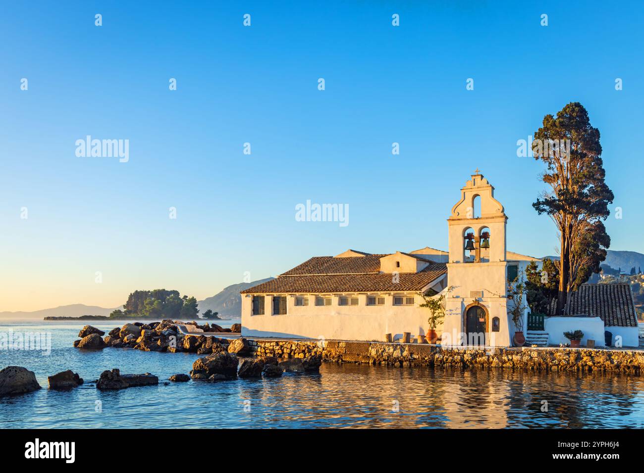 Il pittoresco Monastero Sacro di Vlacherna e l'Isola del mouse all'alba a Corfù, Grecia Foto Stock