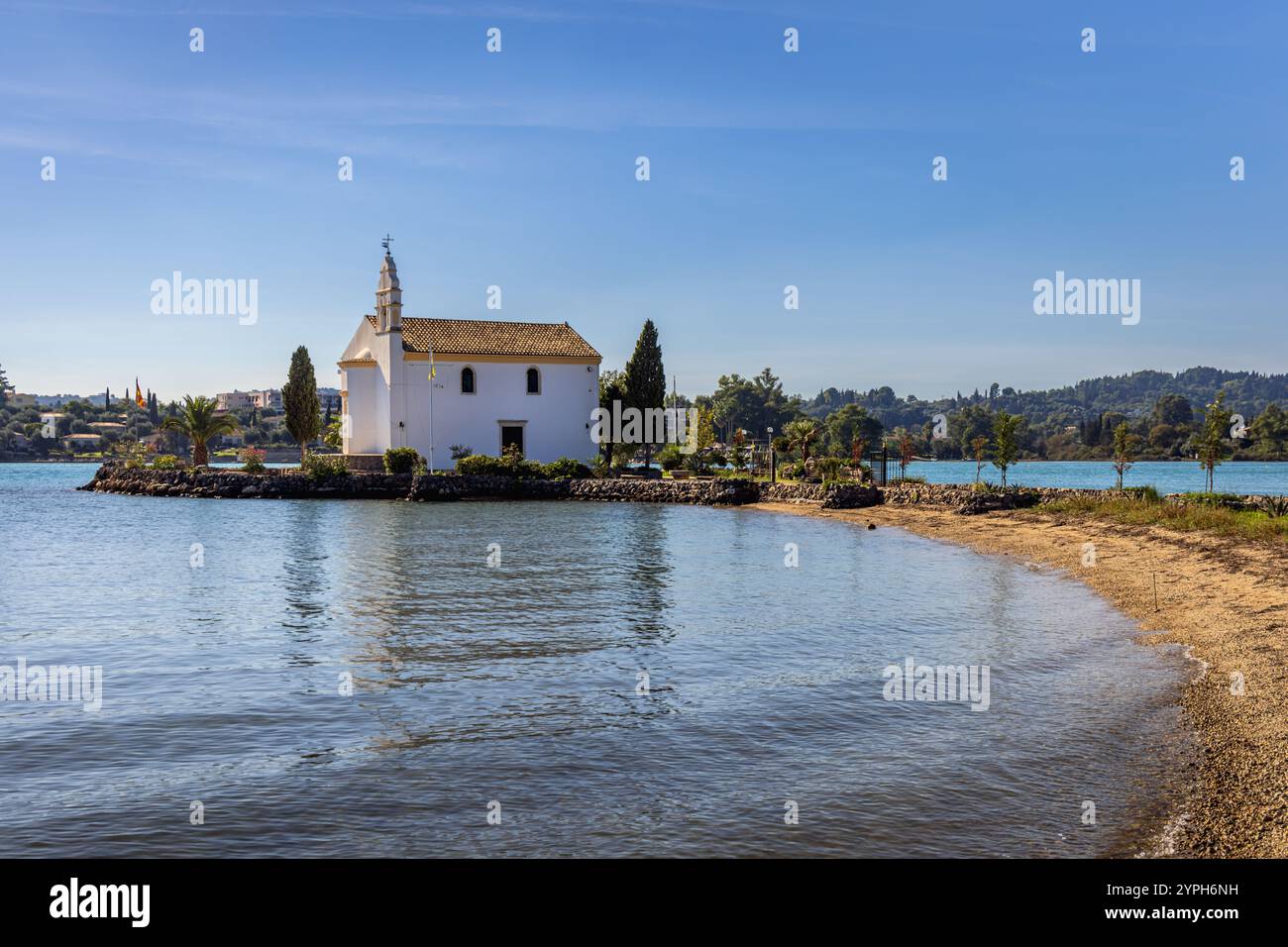 Pittoresca chiesa dell'Hypapante a Gouvia su una piccola isola nella baia di Gouvion, Corfù, Grecia Foto Stock