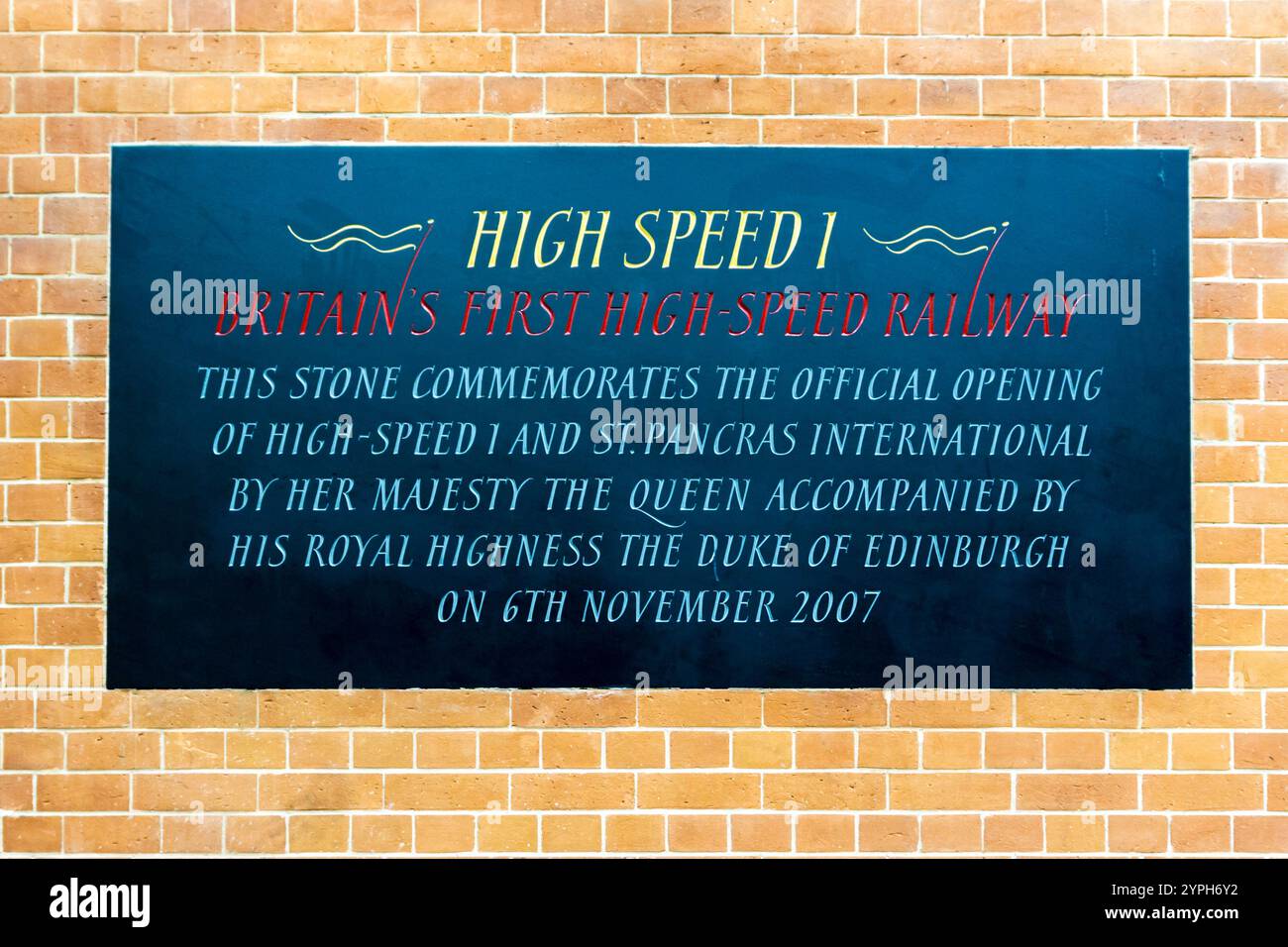 L'insegna alla stazione internazionale di St Pancras registra l'apertura della prima ferrovia ad alta velocità della Gran Bretagna da parte della regina Elisabetta II e del duca di Edimburgo nel 2007. Foto Stock