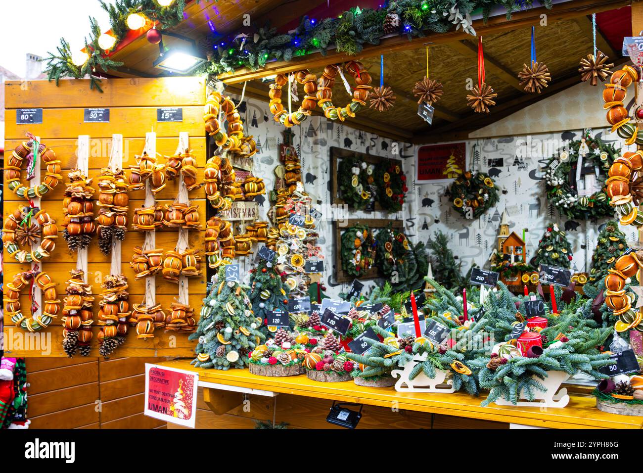 Decorazioni natalizie profumate e ornamenti a base di frutta secca, spezie e rami di abete in vendita al mercatino di Natale di Sibiu Foto Stock