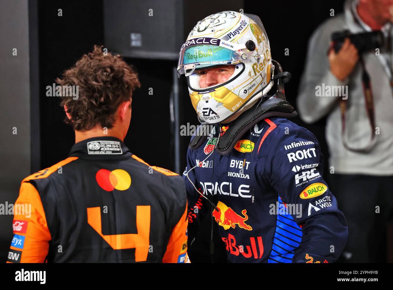 Doha, Qatar. 30 novembre 2024. Pole sitter Max Verstappen (NLD) Red Bull Racing in qualifica parc ferme con Lando Norris (GBR) McLaren. 30.11.2024. Formula 1 World Championship, Rd 23, Qatar Grand Prix, Doha, Qatar, Sprint e giorno di qualificazione. Il credito fotografico dovrebbe essere: XPB/Alamy Live News. Foto Stock