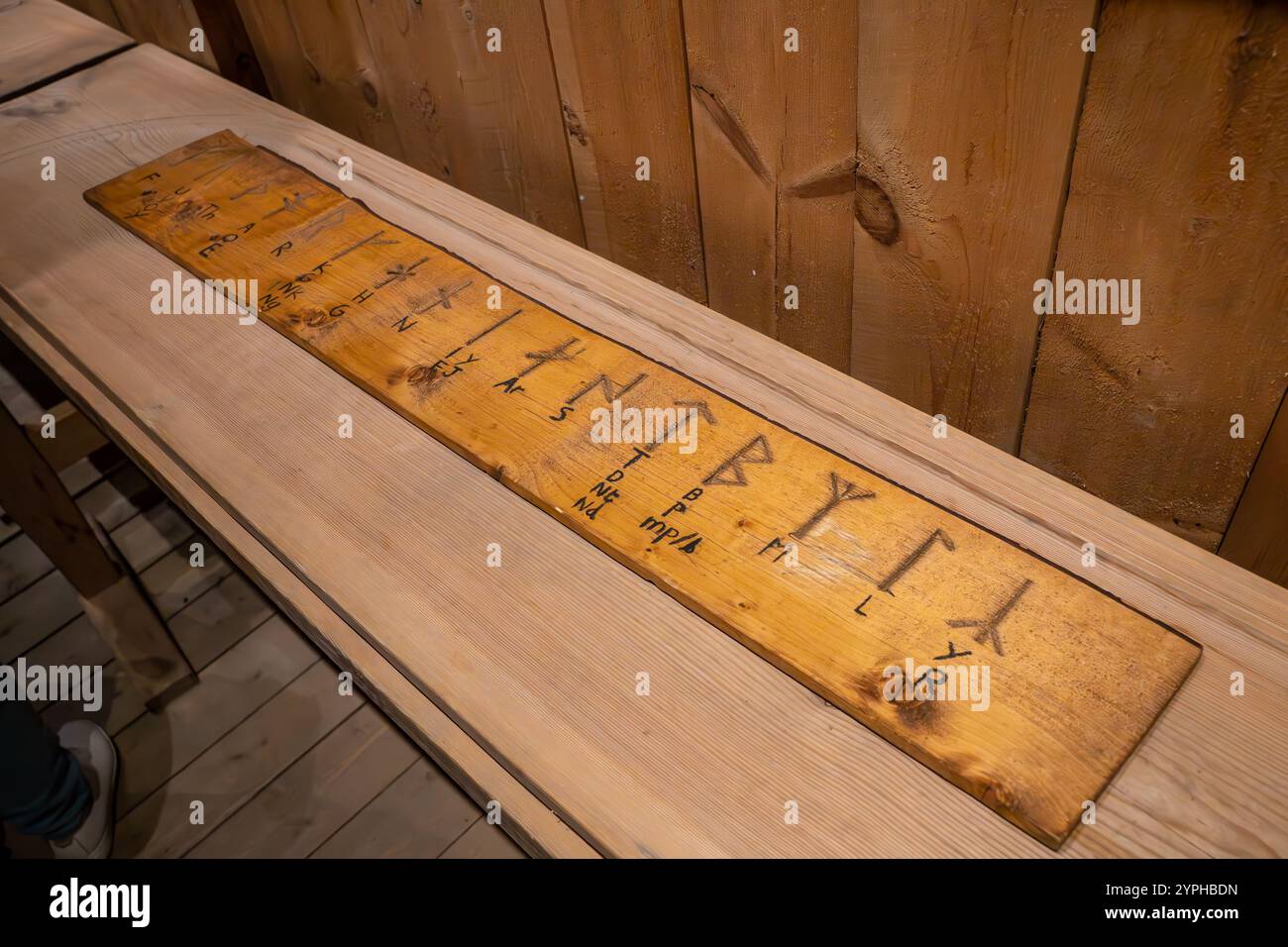 Tavola di legno con rune norrene Foto Stock