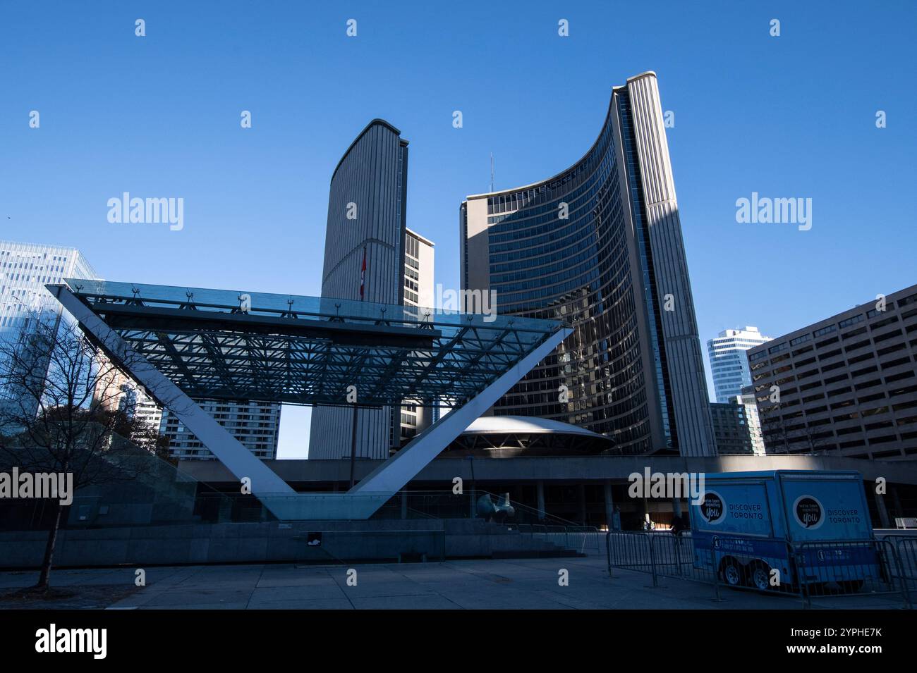 Star Stage e municipio su Queen Street West nel centro di Toronto, Ontario, Canada Foto Stock