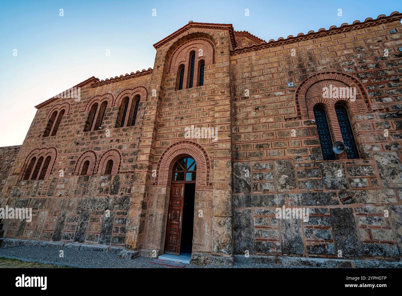 Esterno della Chiesa della Trasfigurazione di epoca bizantina a Christianoupolis, in Grecia, che presenta un'intricata architettura in mattoni e pietra. Foto Stock