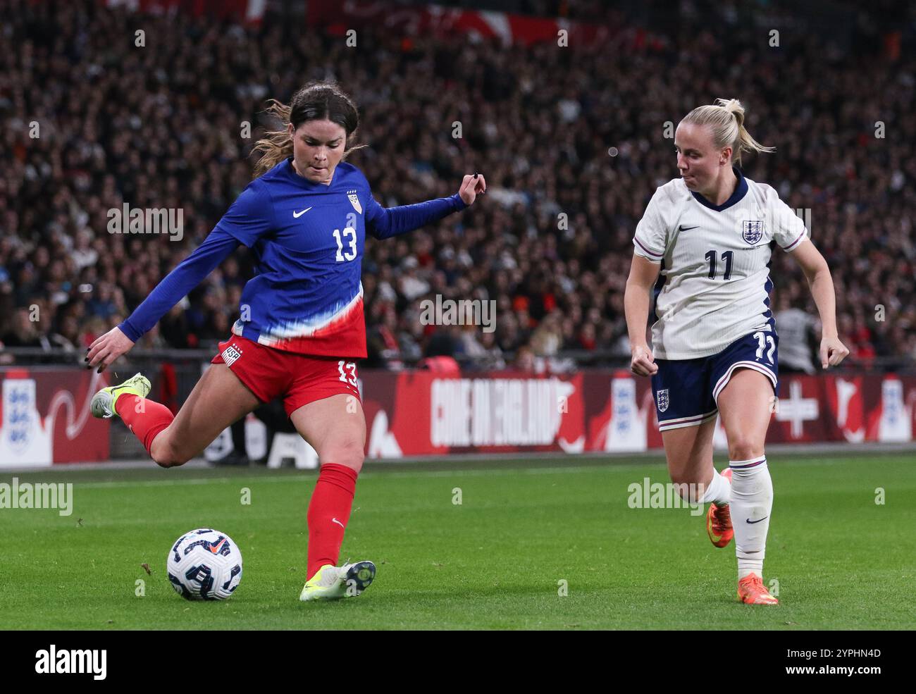 Londra, Regno Unito. 30 novembre 2024. USA Emma Sears e Englands Beth Mead durante l'amichevole internazionale femminile tra Inghilterra donne e Stati Uniti al Wembley Stadium di Londra, sabato 30 novembre 2024. (Foto: Jade Cahalan | mi News) crediti: MI News & Sport /Alamy Live News Foto Stock