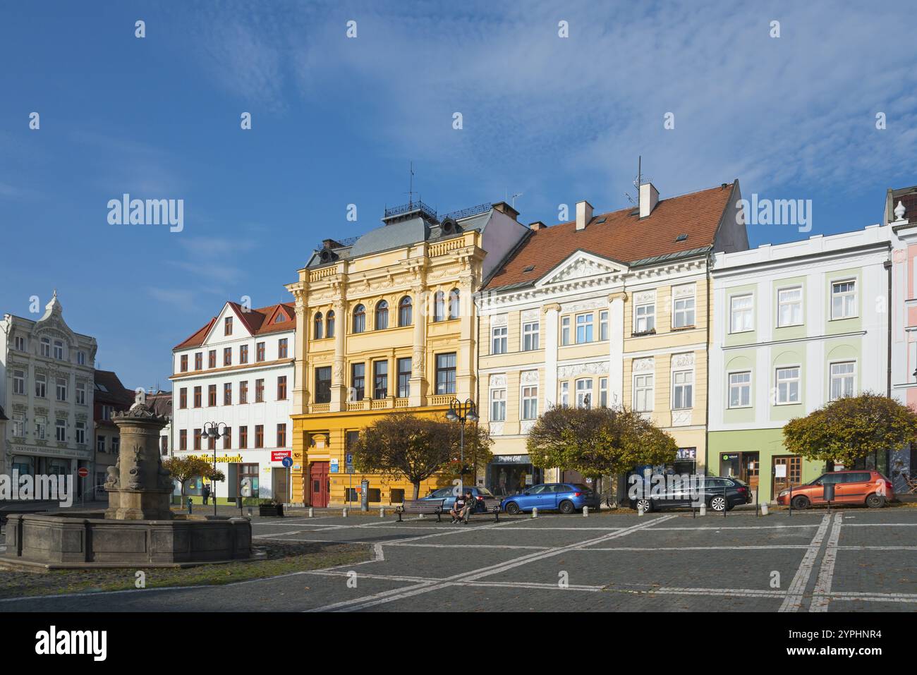 Colorate case neoclassiche fiancheggiano la piazza sotto un cielo limpido, fontana, ceska Lipa, Leipa boema, Leipa, Liberecky kraj, Boemia, Repubblica Ceca Foto Stock