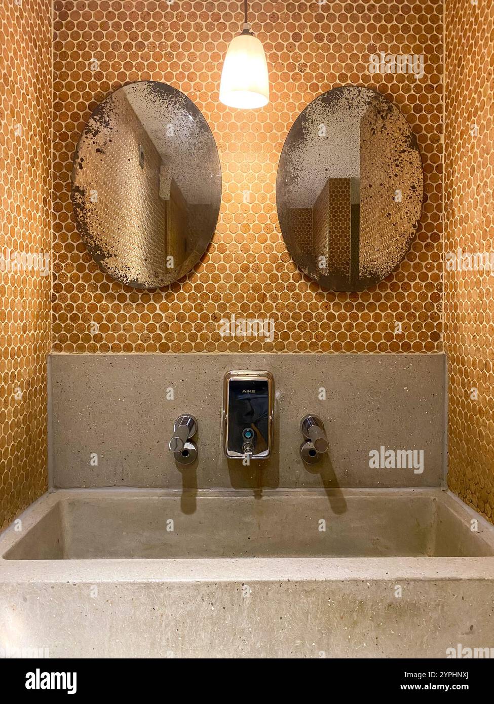 Lavabo con due specchi per lavare le mani in un bagno pubblico - Immagine stock catturata con smartphone