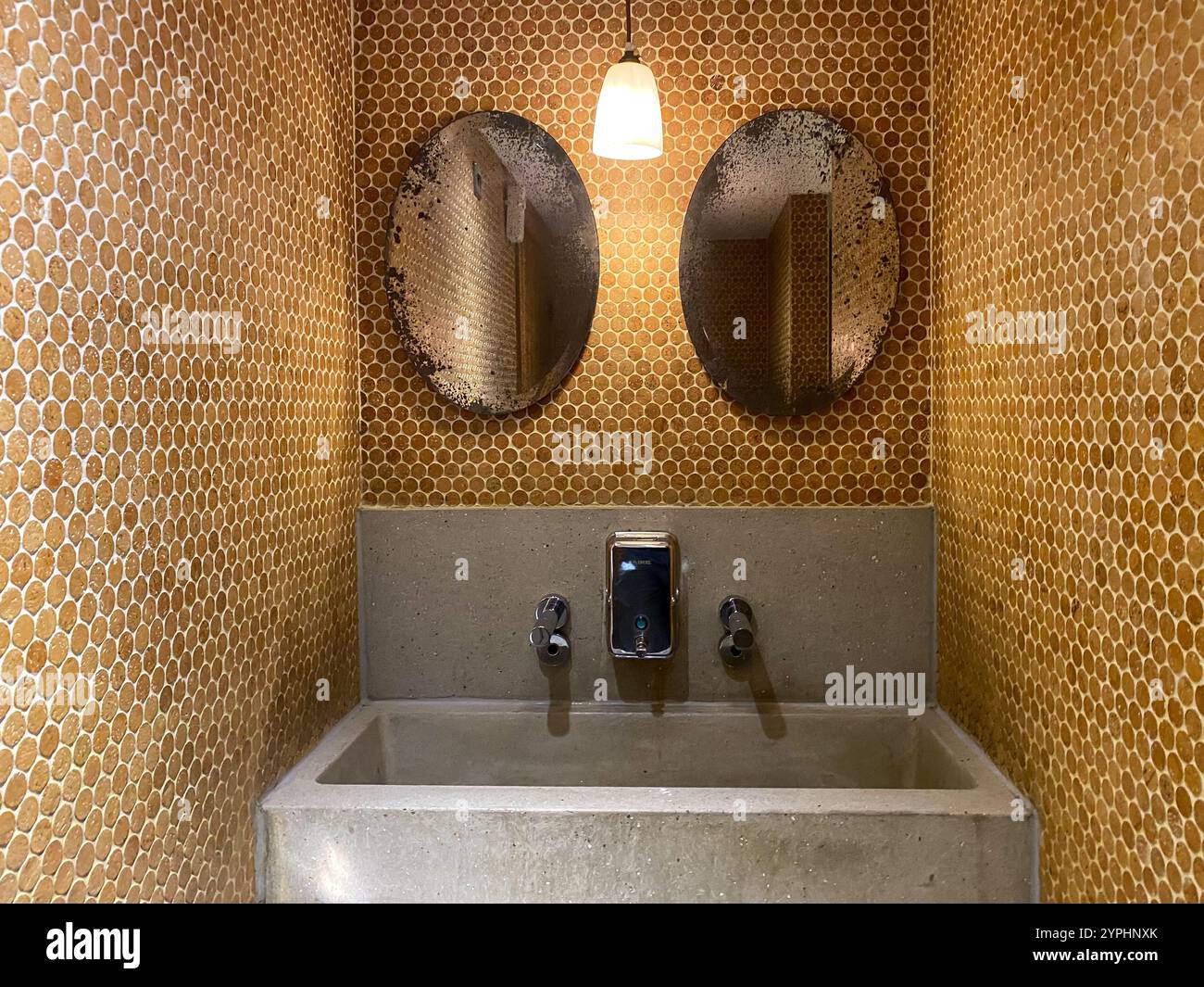 Lavabo con due specchi per lavare le mani in un bagno pubblico - Immagine stock catturata con smartphone