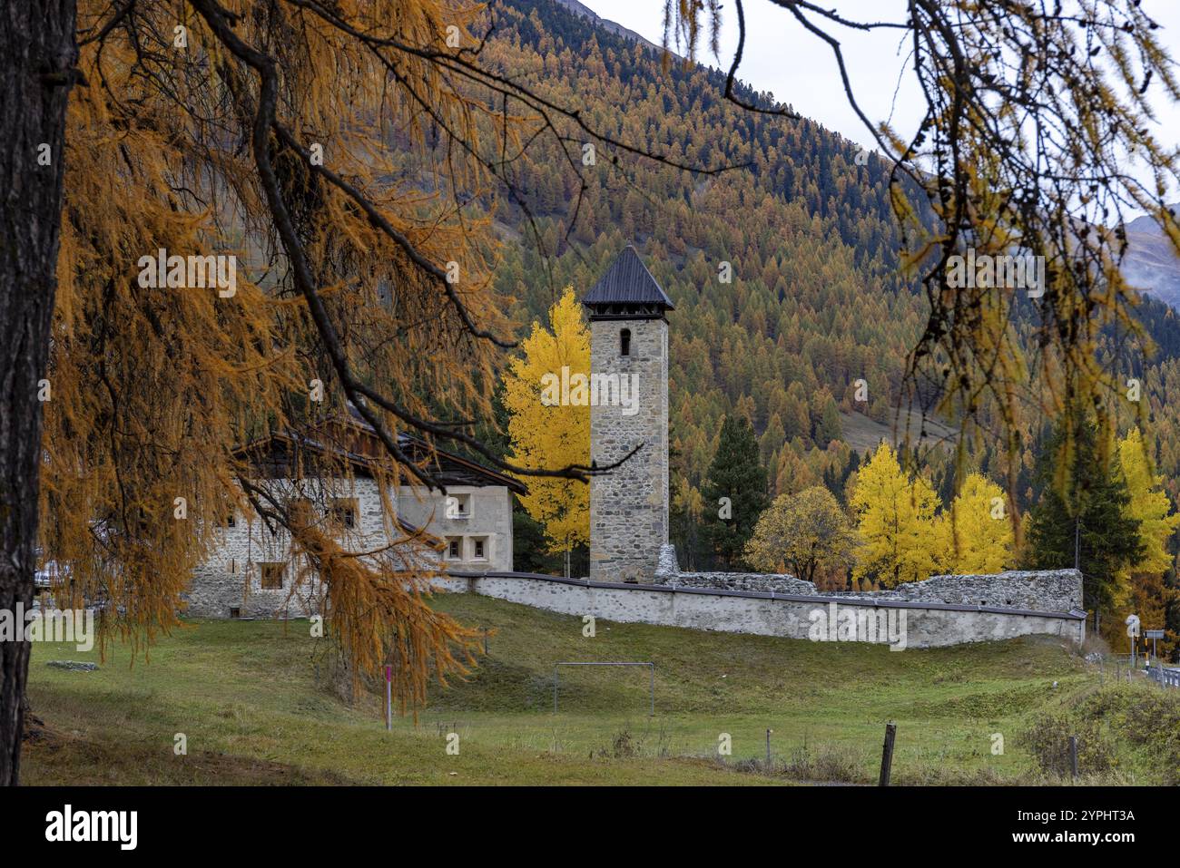 Fundaziun Chapella (Fondazione Chapella) nella Cappella di San Nicola, frazione Chapella, Cinuos-chel, S-chanf, Engadina, Graubuenden, Svizzera, Europa Foto Stock