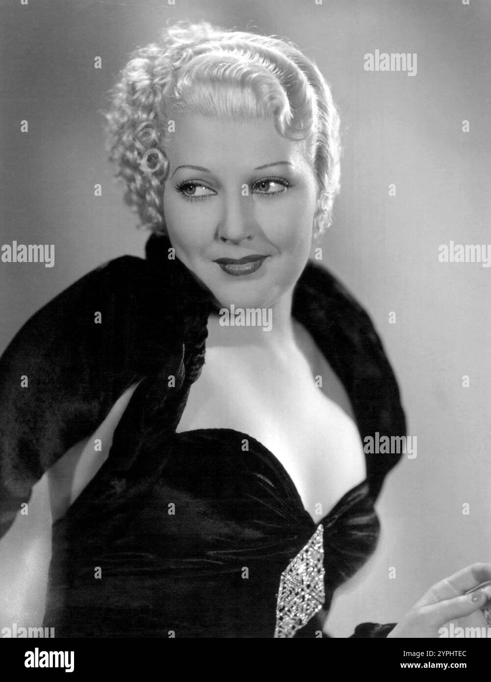 Thelma Alice Todd[3] (29 luglio 1906 – 16 dicembre 1935)[4] è stata un'attrice e imprenditrice statunitense che ha portato i soprannomi "The Ice Cream Blonde" e "Hot Toddy". Apparsa in circa 120 lungometraggi e cortometraggi tra il 1926 e il 1935, è ricordata per i suoi ruoli comici al fianco di ZaSu Pitts, e in film come Monkey Business and Horse Feathers di Marx Brothers e un certo numero di commedie brevi di Charley Chase. Lei c Foto Stock