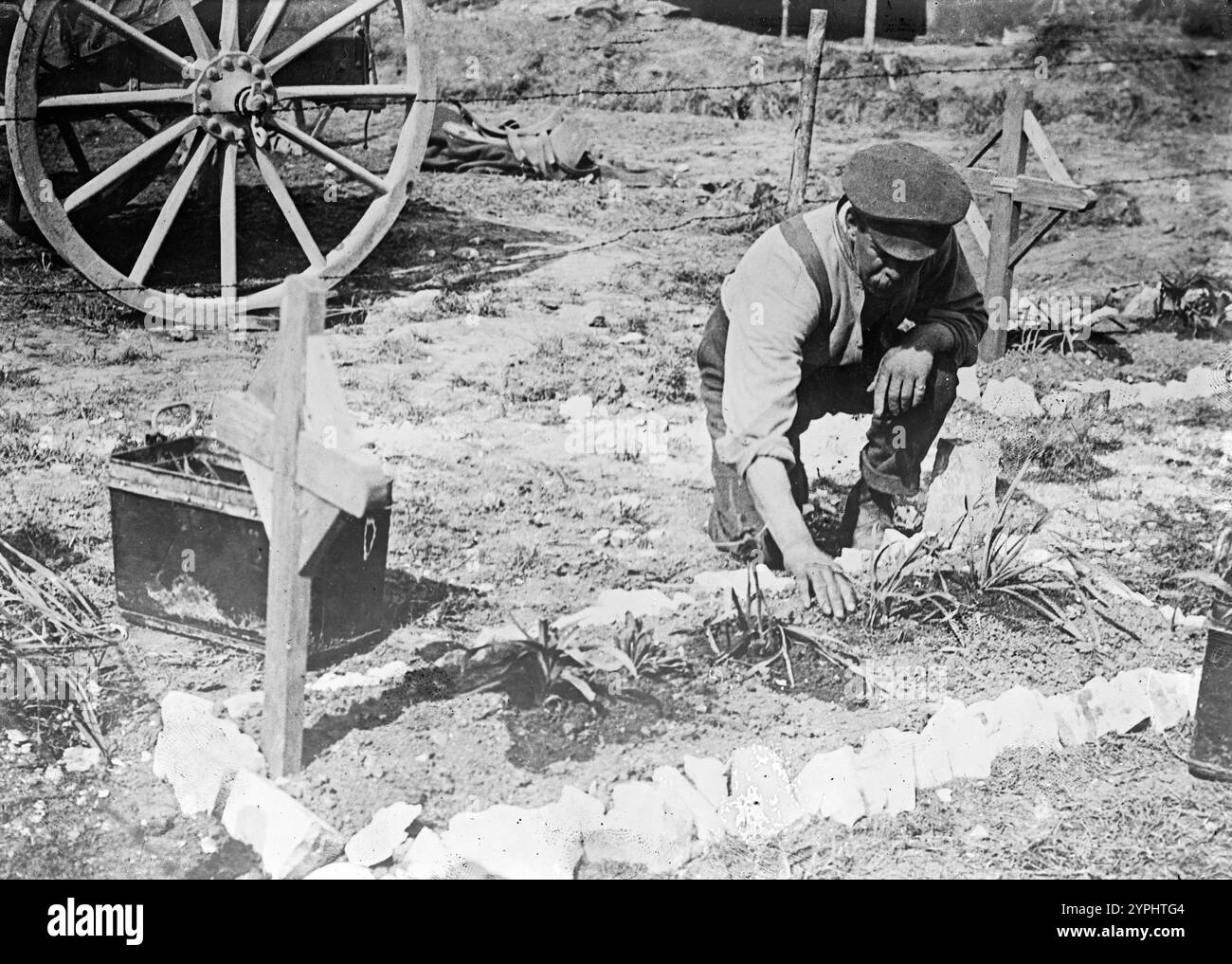 Soldato britannico che curava la tomba di un soldato vicino a Blangy, il 3 maggio 1917 durante la battaglia di Arras, una città francese sul fronte occidentale, durante la prima guerra mondiale Foto Stock