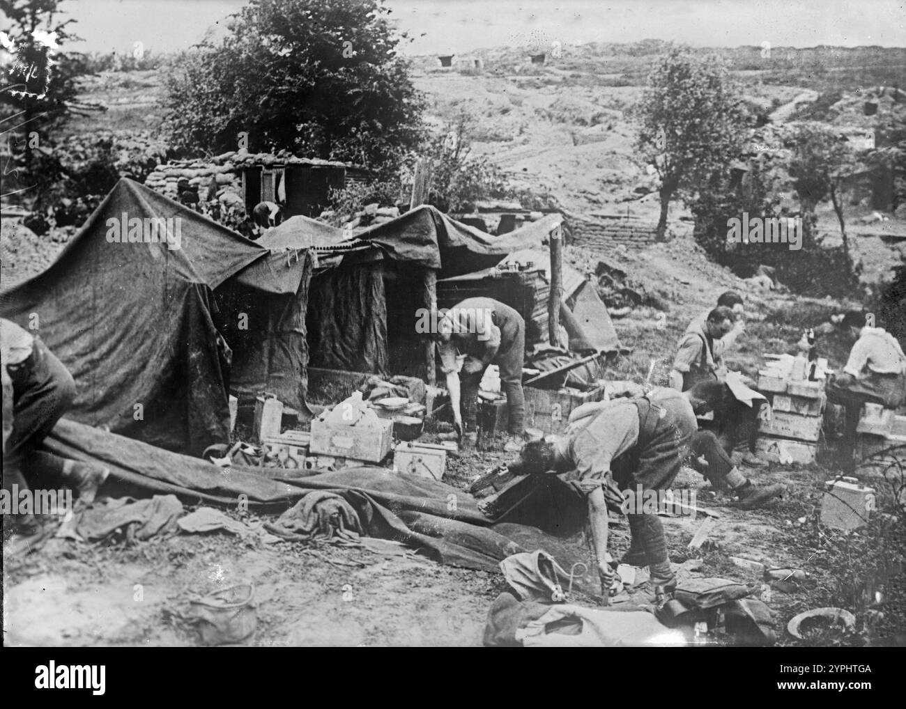 Il caos degli ufficiali di artiglieria britannici sul terreno catturato. Tenda da di artiglieria inglese di fronte a Kemmel, Belgio, 1917, durante la battaglia di Messines durante la prima guerra mondiale Foto Stock