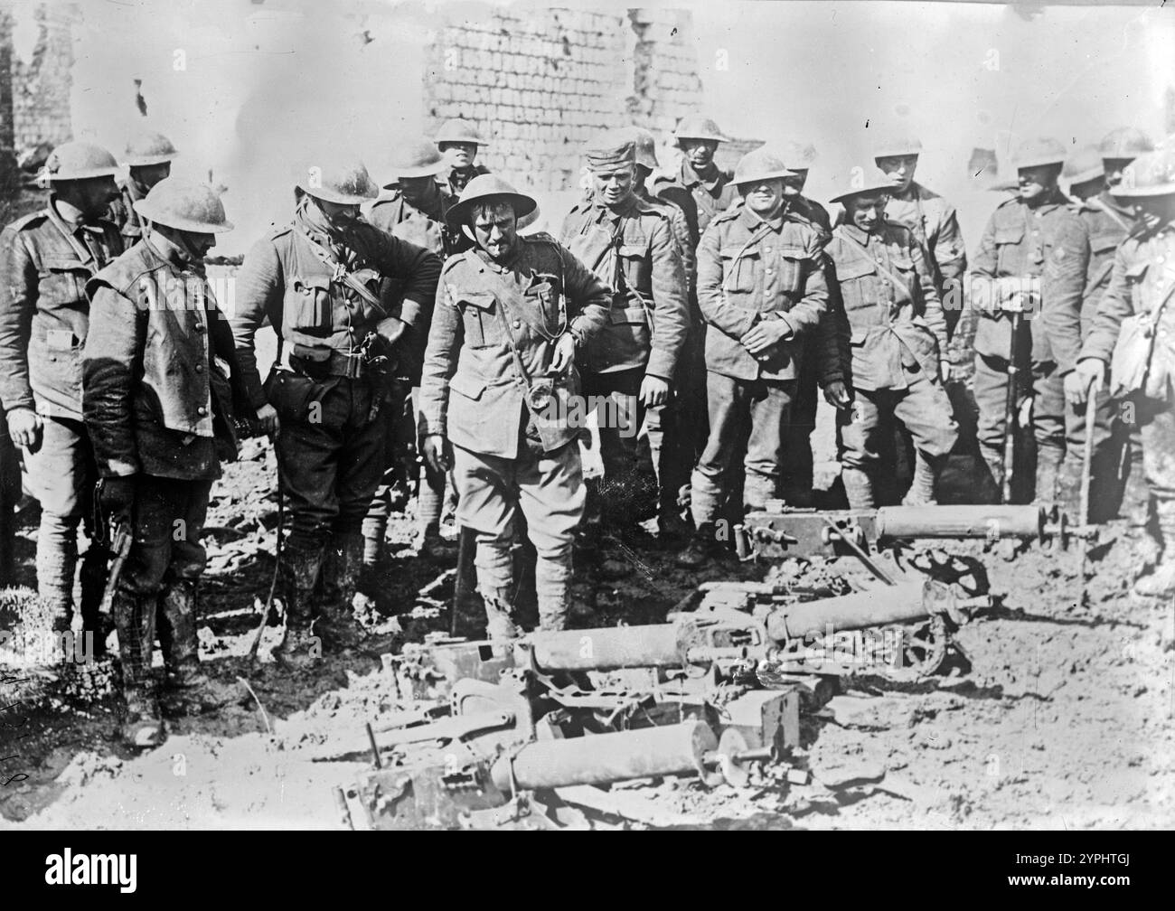 Truppe britanniche del 13th Battalion, King's Regiment (Liverpool) con alcune mitragliatrici tedesche che catturarono a Tilloy-les Mofflaines, in Francia, il 10 aprile 1917, durante la battaglia di Arras durante la prima guerra mondiale Foto Stock