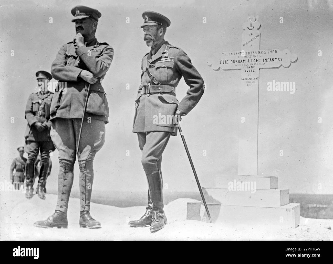 Re Giorgio V su Butte De Warlancourt, Warlencourt, re Giorgio V con il generale Sir Julian Byng, comandante della terza Armata presso il vi Battaglione, Durham Light Infantry Memorial, Butte de Warlencourt, le SARS, Francia, prima guerra mondiale, 1917. Foto Stock