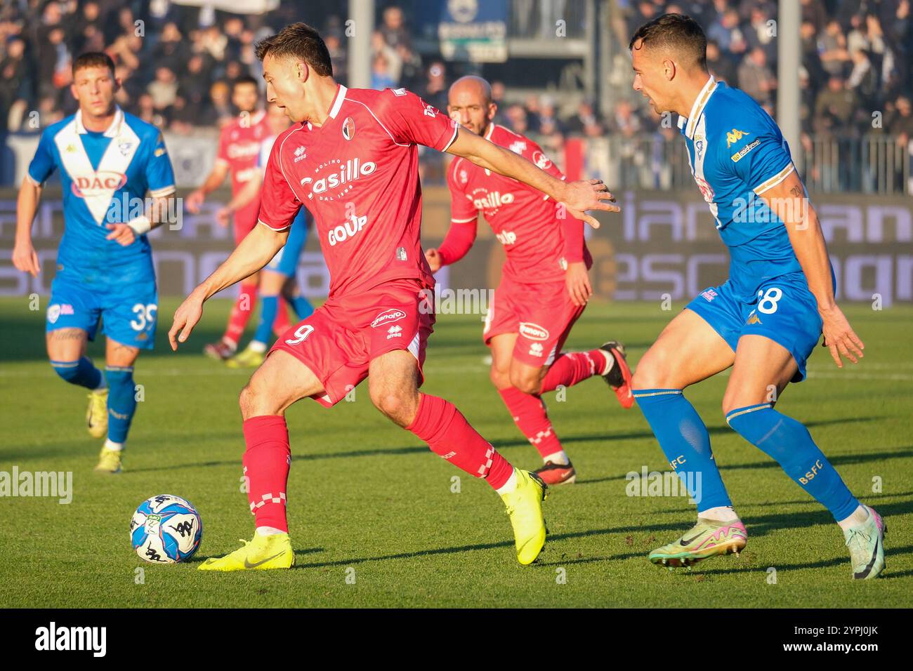 Brixia, Italia. 30 novembre 2024. Andrija Novakovich della SSC Bari durante la partita di campionato italiano di serie B tra Brescia calcio e SSC Bari allo stadio Mario Rigamonti il 30 novembre 2024, Brixia, Italia. Crediti: Roberto Tommasini/Alamy Live News Foto Stock