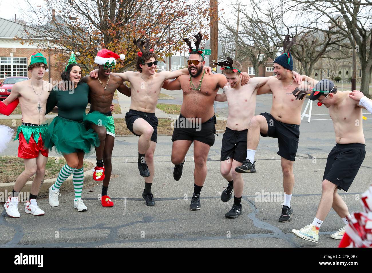 Berwick, Stati Uniti. 30 novembre 2024. I partecipanti alla Speedo Run si fermano a cantare e ballare prima di finire la corsa a Berwick, Pa. Il 30 novembre 2024. La corsa di un chilometro e mezzo beneficia per i cause Teen Centers. (Foto di Paul Weaver/Sipa USA) credito: SIPA USA/Alamy Live News Foto Stock