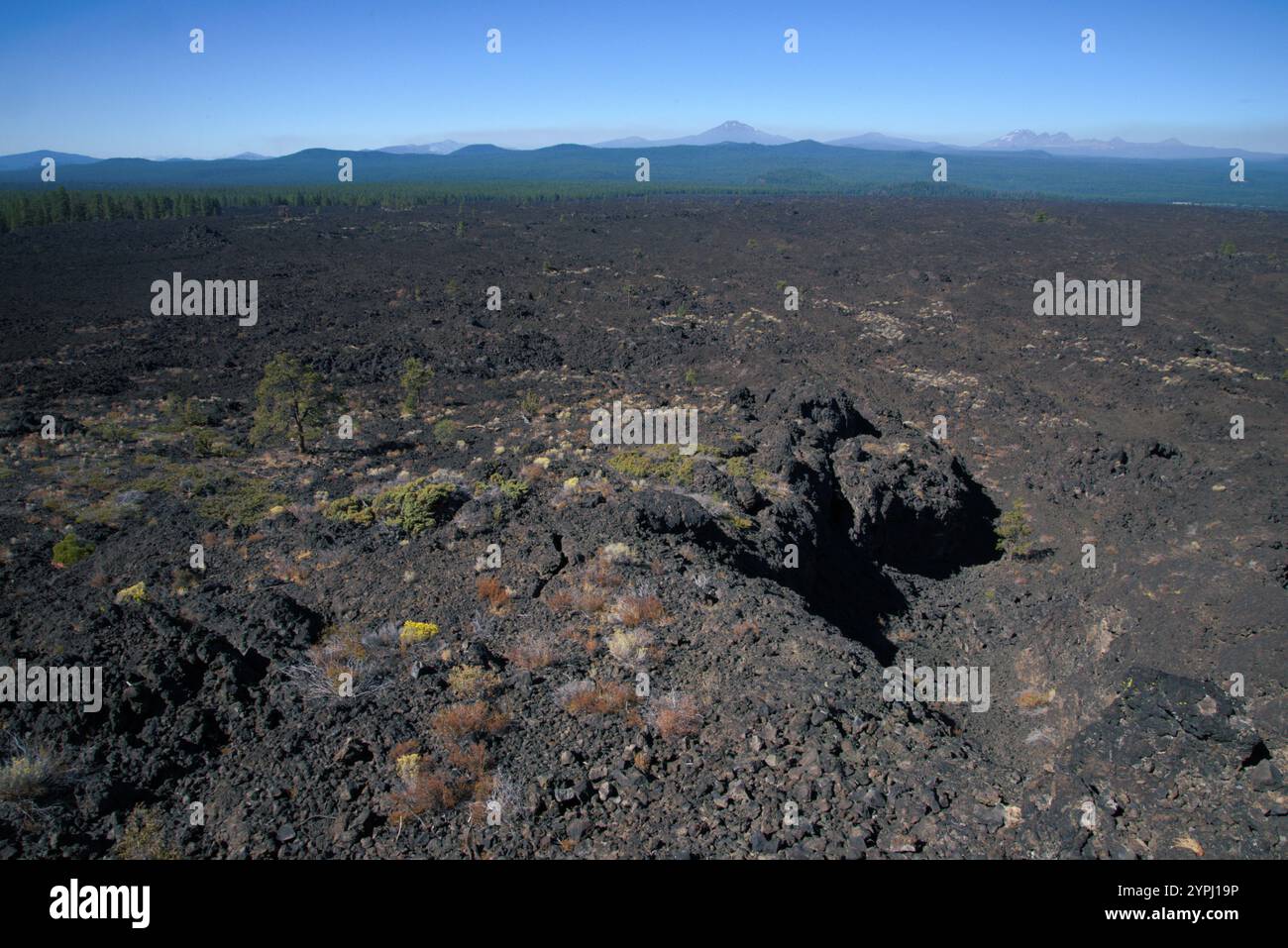 Superficie rocciosa di un massiccio flusso di lava che domina il paesaggio. Foto Stock