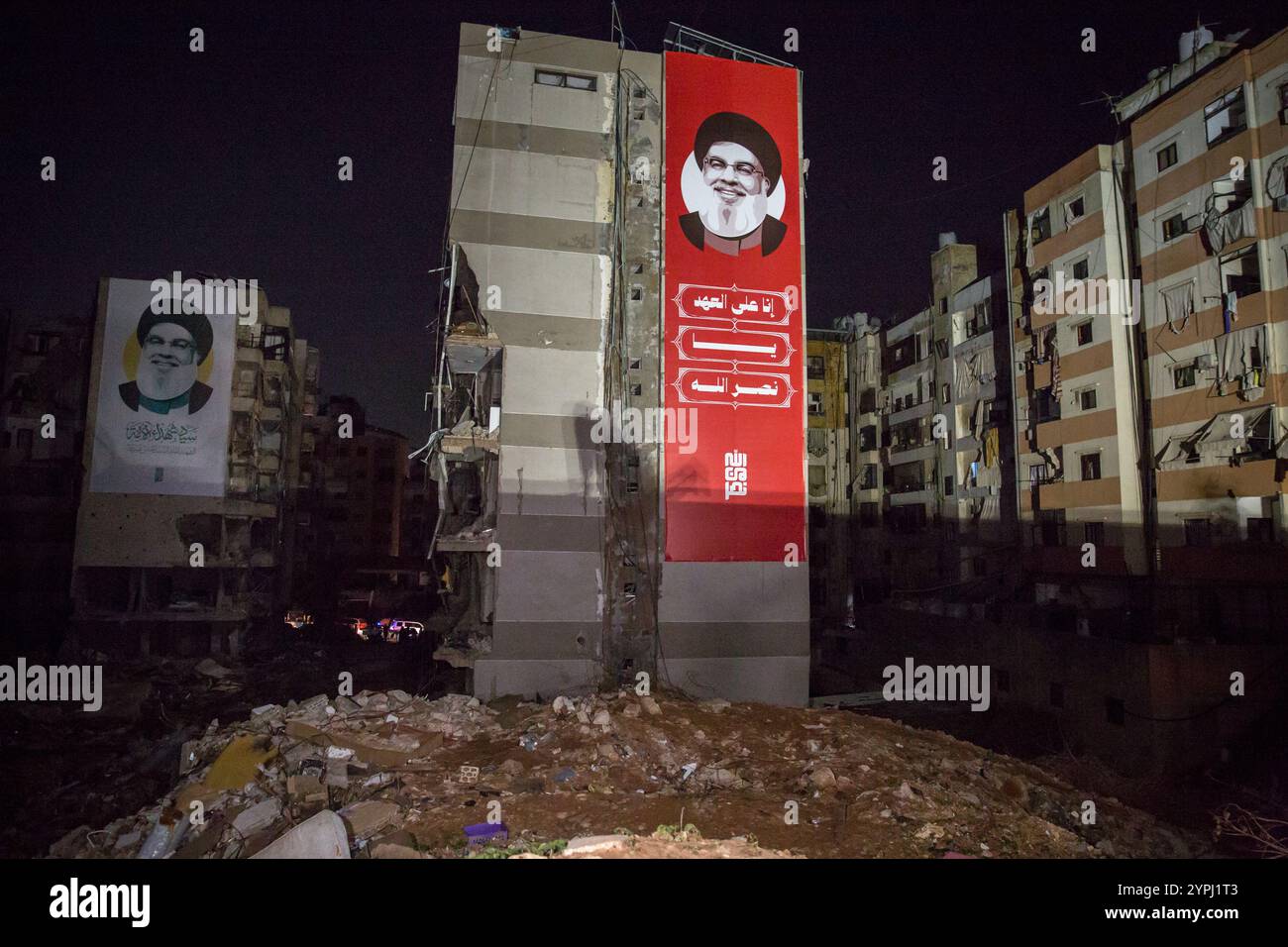 Beirut, Libano. 30 novembre 2024. Ritratti commemorativi dell'ex leader Hezbollah Hassan Nasrallah visti appesi nel luogo in cui è stato ucciso. Hassan Nasrallah è stato ucciso il 27 settembre 2024, quando Israele ha sganciato bombe "bunker buster", livellando più blocchi di appartamenti nella periferia meridionale di Beirut. Credito: SOPA Images Limited/Alamy Live News Foto Stock