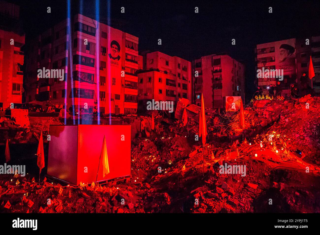 Beirut, Libano. 30 novembre 2024. I sostenitori hanno riempito il luogo in cui l'ex leader di Hezbollah Hassan Nasrallah è stato ucciso con bandiere e candele di Hezbollah, durante un memoriale. Hassan Nasrallah è stato ucciso il 27 settembre 2024, quando Israele ha sganciato bombe "bunker buster", livellando più blocchi di appartamenti nella periferia meridionale di Beirut. Credito: SOPA Images Limited/Alamy Live News Foto Stock