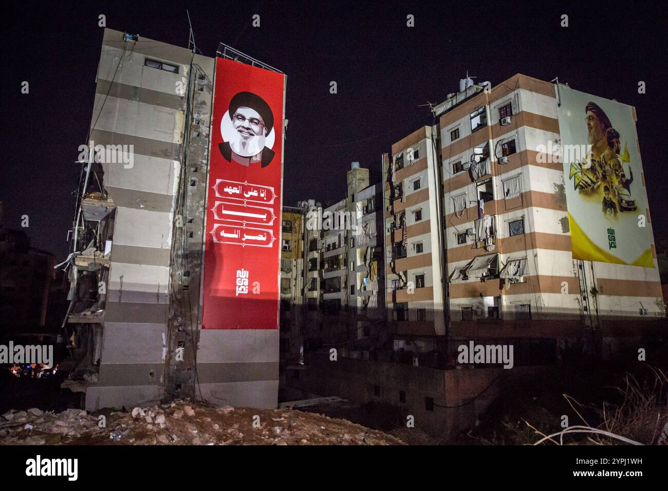 Beirut, Libano. 30 novembre 2024. Ritratti commemorativi dell'ex leader Hezbollah Hassan Nasrallah visti appesi nel luogo in cui è stato ucciso. Hassan Nasrallah è stato ucciso il 27 settembre 2024, quando Israele ha sganciato bombe "bunker buster", livellando più blocchi di appartamenti nella periferia meridionale di Beirut. Credito: SOPA Images Limited/Alamy Live News Foto Stock