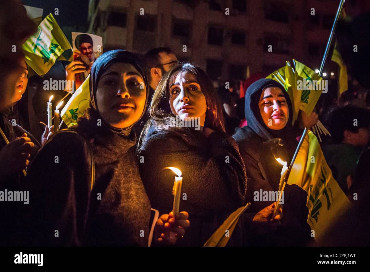 Beirut, Libano. 30 novembre 2024. Una donna piange mentre le persone in lutto frequentano un memoriale per l'ex leader degli Hezbollah Hassan Nasrallah, a seguito di un cessate il fuoco tra Hezbollah e Israele. Hassan Nasrallah è stato ucciso il 27 settembre 2024, quando Israele ha sganciato bombe "bunker buster", livellando più blocchi di appartamenti nella periferia meridionale di Beirut. Credito: SOPA Images Limited/Alamy Live News Foto Stock