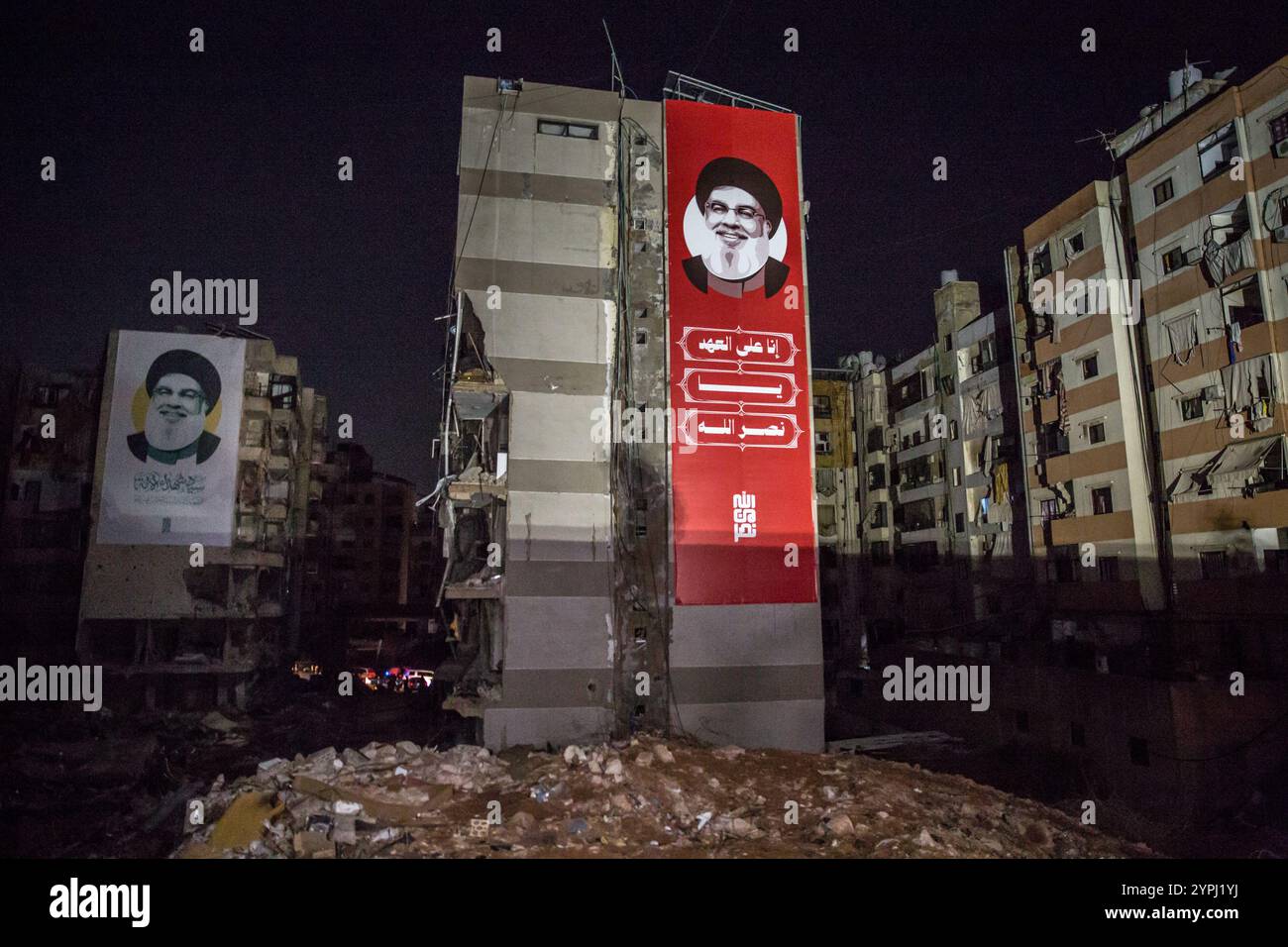 Beirut, Libano. 30 novembre 2024. Ritratti commemorativi dell'ex leader Hezbollah Hassan Nasrallah visti appesi nel luogo in cui è stato ucciso. Hassan Nasrallah è stato ucciso il 27 settembre 2024, quando Israele ha sganciato bombe "bunker buster", livellando più blocchi di appartamenti nella periferia meridionale di Beirut. Credito: SOPA Images Limited/Alamy Live News Foto Stock
