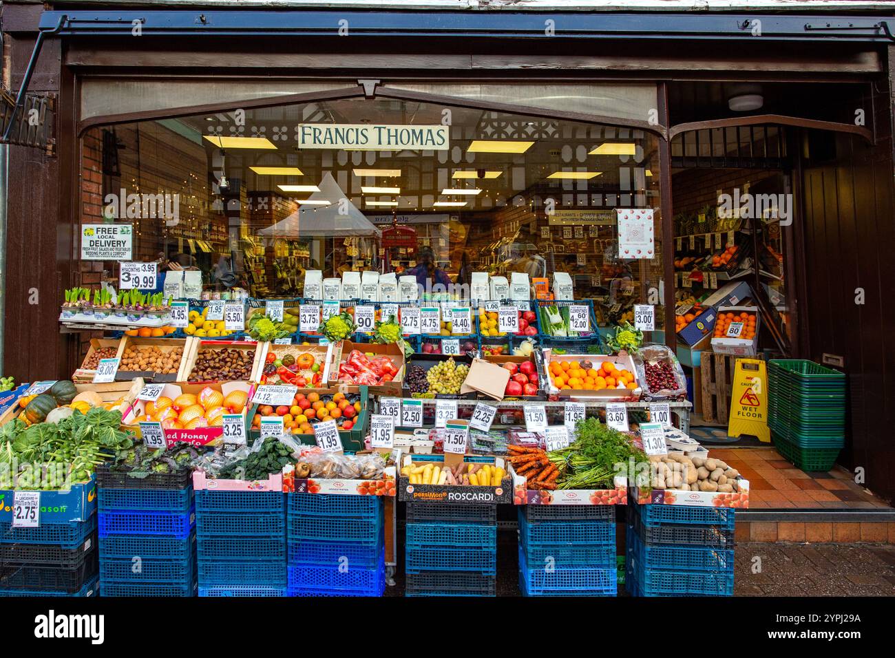 Negozio indipendente di frutta e verdura fresca nella città di Chester nel Cheshire Foto Stock