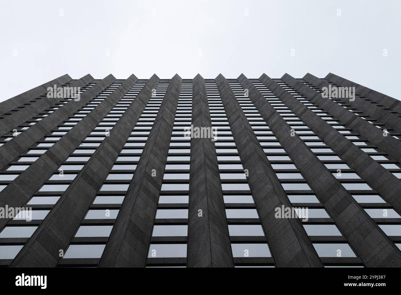 Struttura torreggiante con schemi a griglia Foto Stock