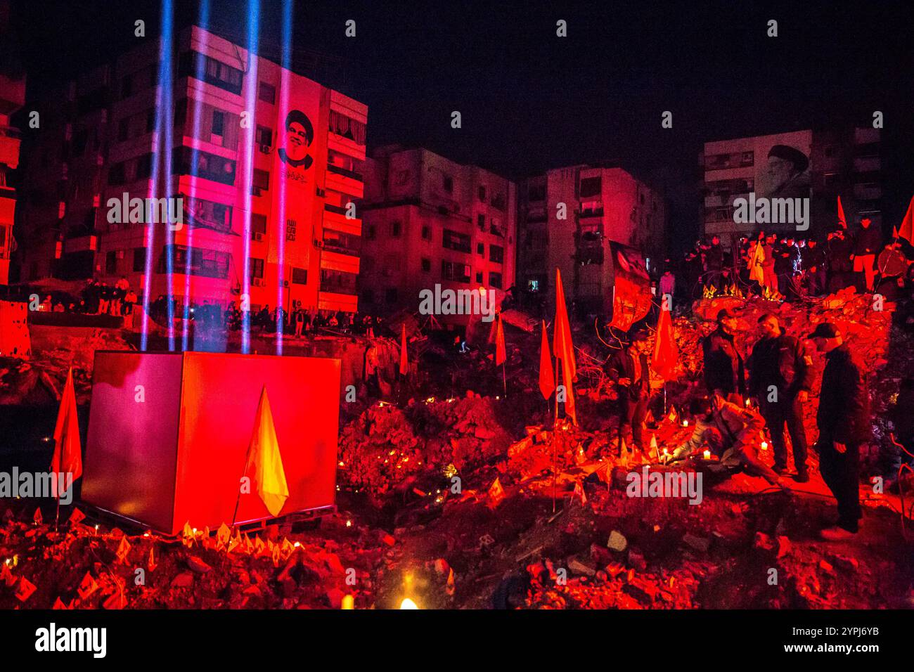 Beirut, Libano. 30 novembre 2024. I sostenitori hanno riempito il luogo in cui l'ex leader di Hezbollah Hassan Nasrallah è stato ucciso con bandiere e candele di Hezbollah, durante un memoriale. Hassan Nasrallah è stato ucciso il 27 settembre 2024, quando Israele ha sganciato bombe "bunker buster", livellando più blocchi di appartamenti nella periferia meridionale di Beirut. (Foto di Sally Hayden/SOPA Images/Sipa USA) credito: SIPA USA/Alamy Live News Foto Stock