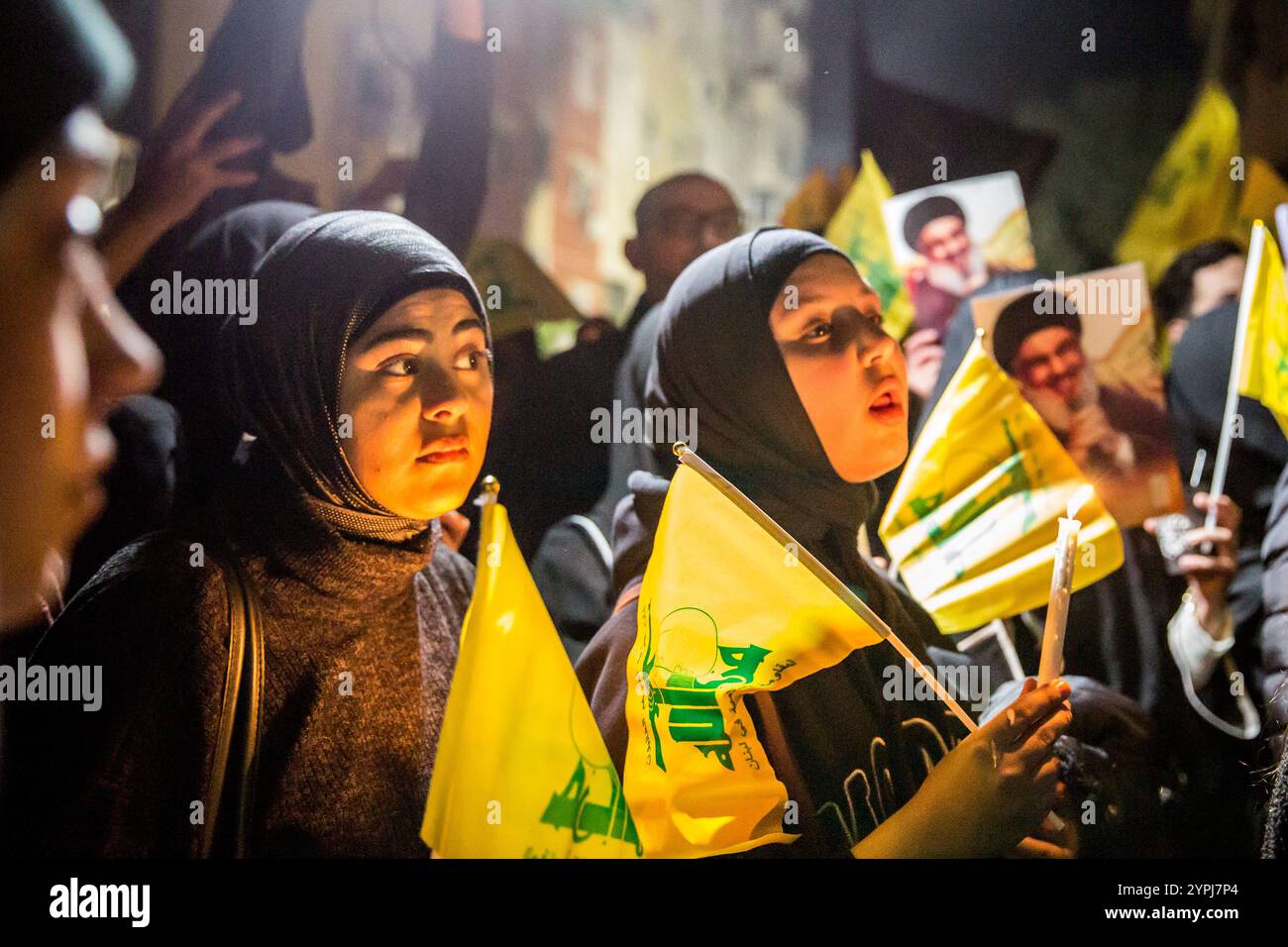 Beirut, Libano. 30 novembre 2024. Le donne partecipano a un memoriale per l'ex leader degli Hezbollah Hassan Nasrallah, a seguito di un cessate il fuoco tra Hezbollah e Israele. Hassan Nasrallah è stato ucciso il 27 settembre 2024, quando Israele ha sganciato bombe "bunker buster", livellando più blocchi di appartamenti nella periferia meridionale di Beirut. (Foto di Sally Hayden/SOPA Images/Sipa USA) credito: SIPA USA/Alamy Live News Foto Stock