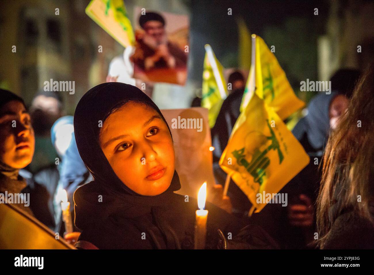 Beirut, Libano. 30 novembre 2024. Una donna tiene una candela in un memoriale per l'ex leader degli Hezbollah Hassan Nasrallah, a seguito di un cessate il fuoco tra Hezbollah e Israele. Hassan Nasrallah è stato ucciso il 27 settembre 2024, quando Israele ha sganciato bombe "bunker buster", livellando più blocchi di appartamenti nella periferia meridionale di Beirut. (Foto di Sally Hayden/SOPA Images/Sipa USA) credito: SIPA USA/Alamy Live News Foto Stock