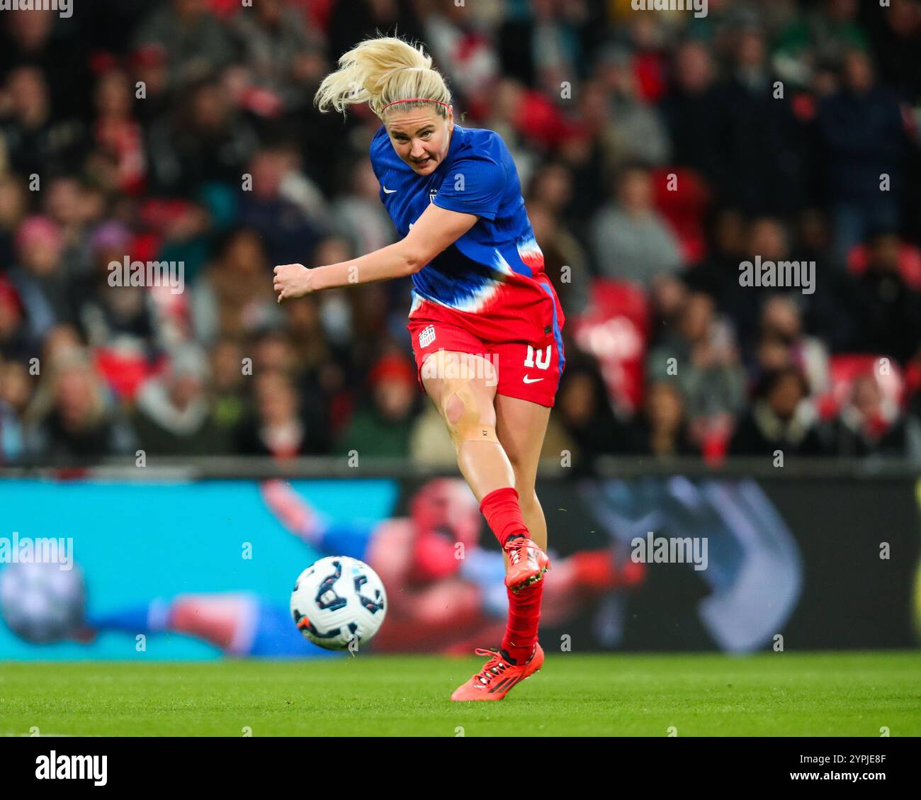 Lindsey Horan degli Stati Uniti spara durante la partita amichevole internazionale femminile Inghilterra vs Stati Uniti al Wembley Stadium, Londra, Regno Unito, 30 novembre 2024 (foto di Izzy Poles/News Images) Foto Stock