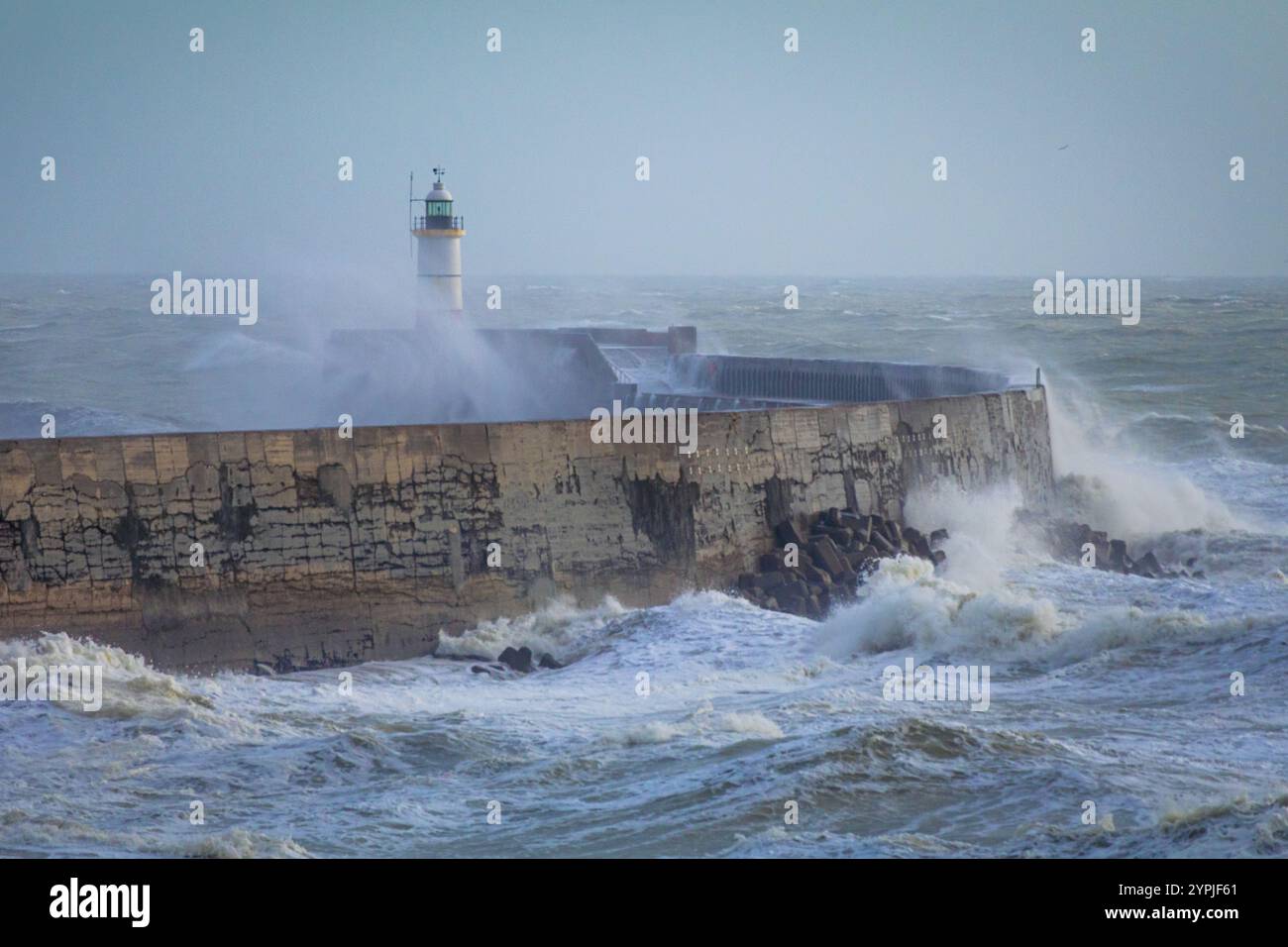 Grandi onde colpiscono Break Water e il faro Foto Stock