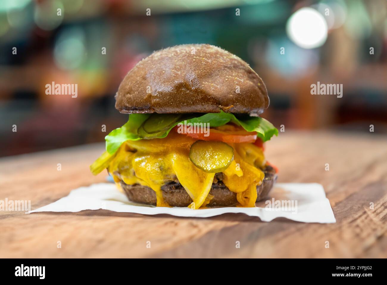 Panino rustico tradizionale con formaggio cheddar, verdure e pane australiano in una fotografia creativa e in un ambiente accogliente Foto Stock