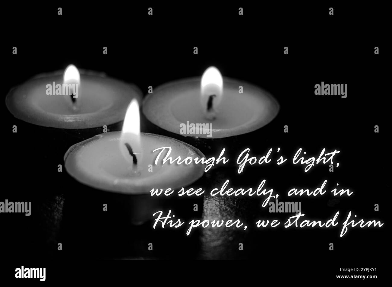 Preghiera e citazioni cristiane riguardanti la luce di Dio con candele bruciate sullo sfondo in bianco e nero. Concetto religioso. Foto Stock