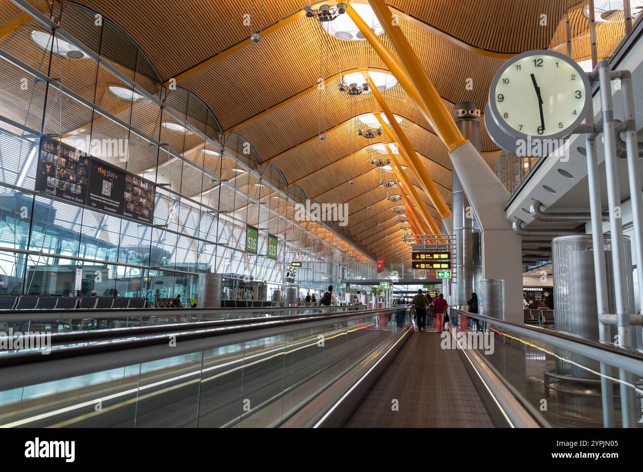 I passeggeri attraversano il Terminal T4S dell'aeroporto Madrid-Barajas di Madrid, Spagna. Foto Stock