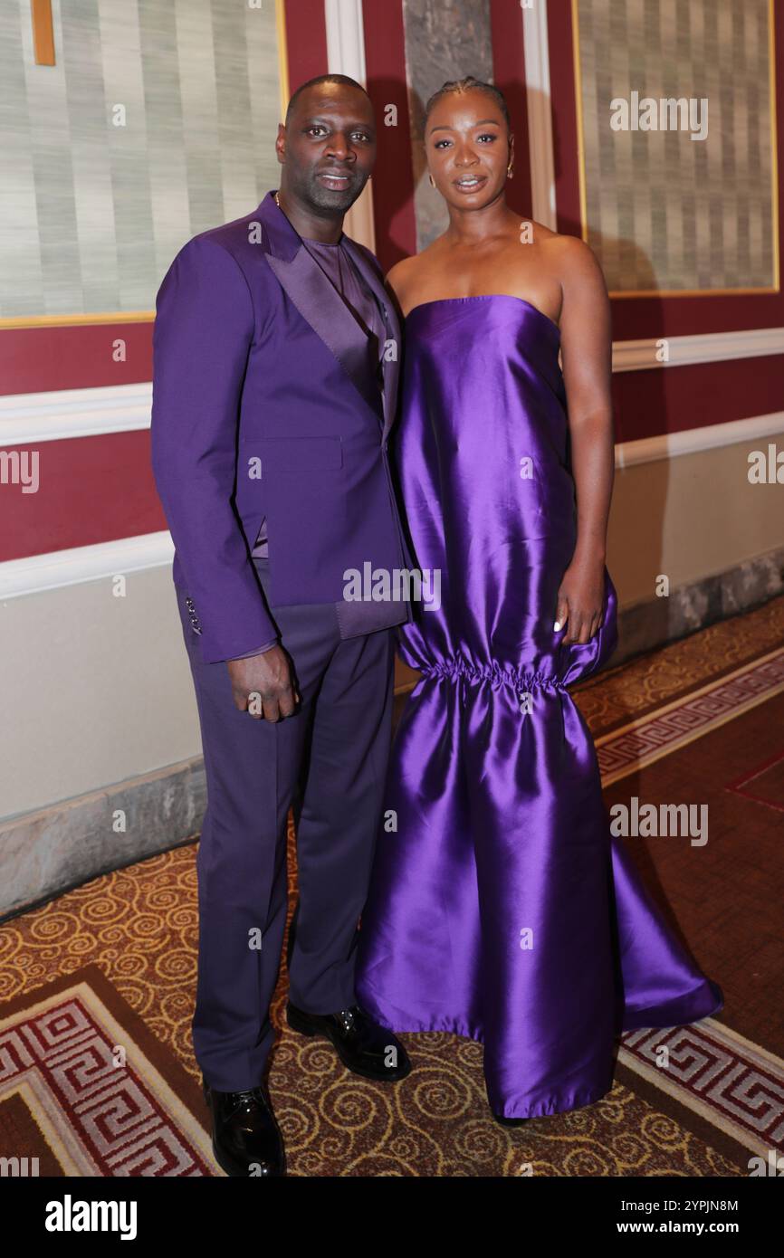 NEW YORK, NEW YORK - NOVEMBRE 25: L'attore francese Omar Sy E l'attrice nigeriana Folake Olowofoyeku partecipano al 52° International Emmy Awards al New York Hilton il 25 novembre 2024 a New York City. La serata ha celebrato il talento globale e l'eccellenza della televisione, attirando stelle da tutto il mondo. (Foto: Giada Papini Rampelotto/EuropaNewswire). Foto Stock