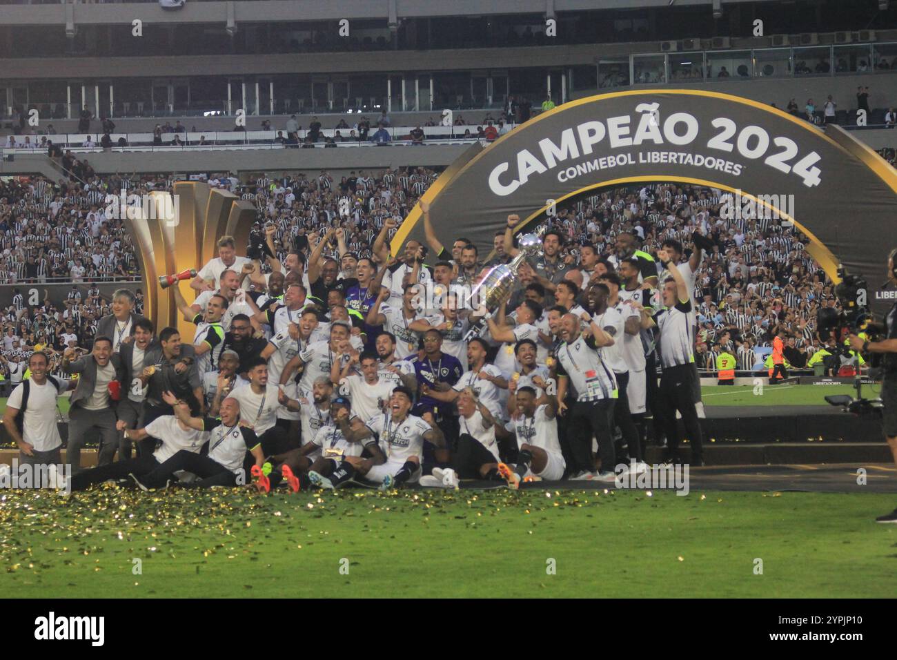 Buenos Aires, Argentina. 30 novembre 2024. Players of Botafogo, celebra dopo l'ultima partita di calcio tra l'Atletico Mineiro brasiliano e il Botafogo brasiliano della Copa CONMEBOL Libertadores 2024, allo Stadio Monumental de Nunez, a Buenos Aires, Argentina, il 30 novembre 2024. Foto: Piscina Pelaez Burga/DiaEsportivo/Alamy Live News crediti: DiaEsportivo/Alamy Live News Foto Stock