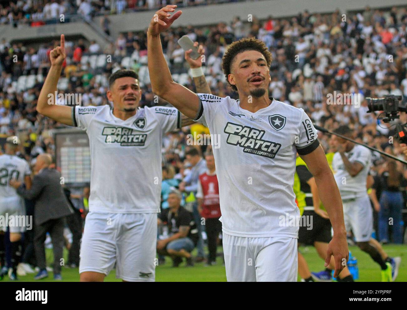 Buenos Aires, Argentina. 30 novembre 2024. Adryelson e i giocatori del Botafogo, festeggiano dopo l'ultima partita di calcio tra l'Atletico Mineiro brasiliano e il Botafogo brasiliano della Copa CONMEBOL Libertadores 2024, allo Stadio Monumental de Nunez, a Buenos Aires, Argentina, il 30 novembre 2024. Foto: Piscina Pelaez Burga/DiaEsportivo/Alamy Live News crediti: DiaEsportivo/Alamy Live News Foto Stock