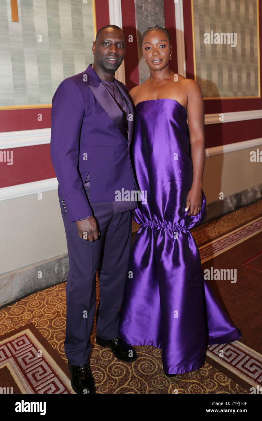New York. 25 novembre 2024. NEW YORK, NEW YORK - NOVEMBRE 25: L'attore francese Omar Sy E l'attrice nigeriana Folake Olowofoyeku partecipano al 52° International Emmy Awards al New York Hilton il 25 novembre 2024 a New York City. La serata ha celebrato il talento globale e l'eccellenza della televisione, attirando stelle da tutto il mondo. (Crediti: Giada Papini Rampelotto/EuropaNewswire)./dpa/Alamy Live News Foto Stock