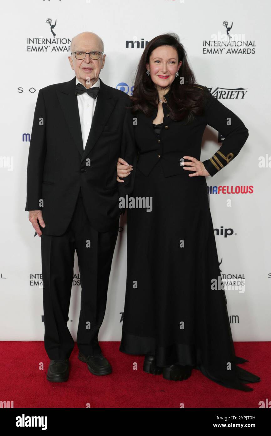 New York. 25 novembre 2024. NEW YORK, NEW YORK - NOVEMBRE 25: Il CEO dell'International Academy of Television Arts and Sciences Bruce Paisner (L) e il direttore esecutivo Camille Bidermann partecipano al 52° International Emmy Awards al New York Hilton il 25 novembre 2024, a New York City. La serata ha celebrato il talento globale e l'eccellenza della televisione, attirando stelle da tutto il mondo. (Crediti: Giada Papini Rampelotto/EuropaNewswire)./dpa/Alamy Live News Foto Stock