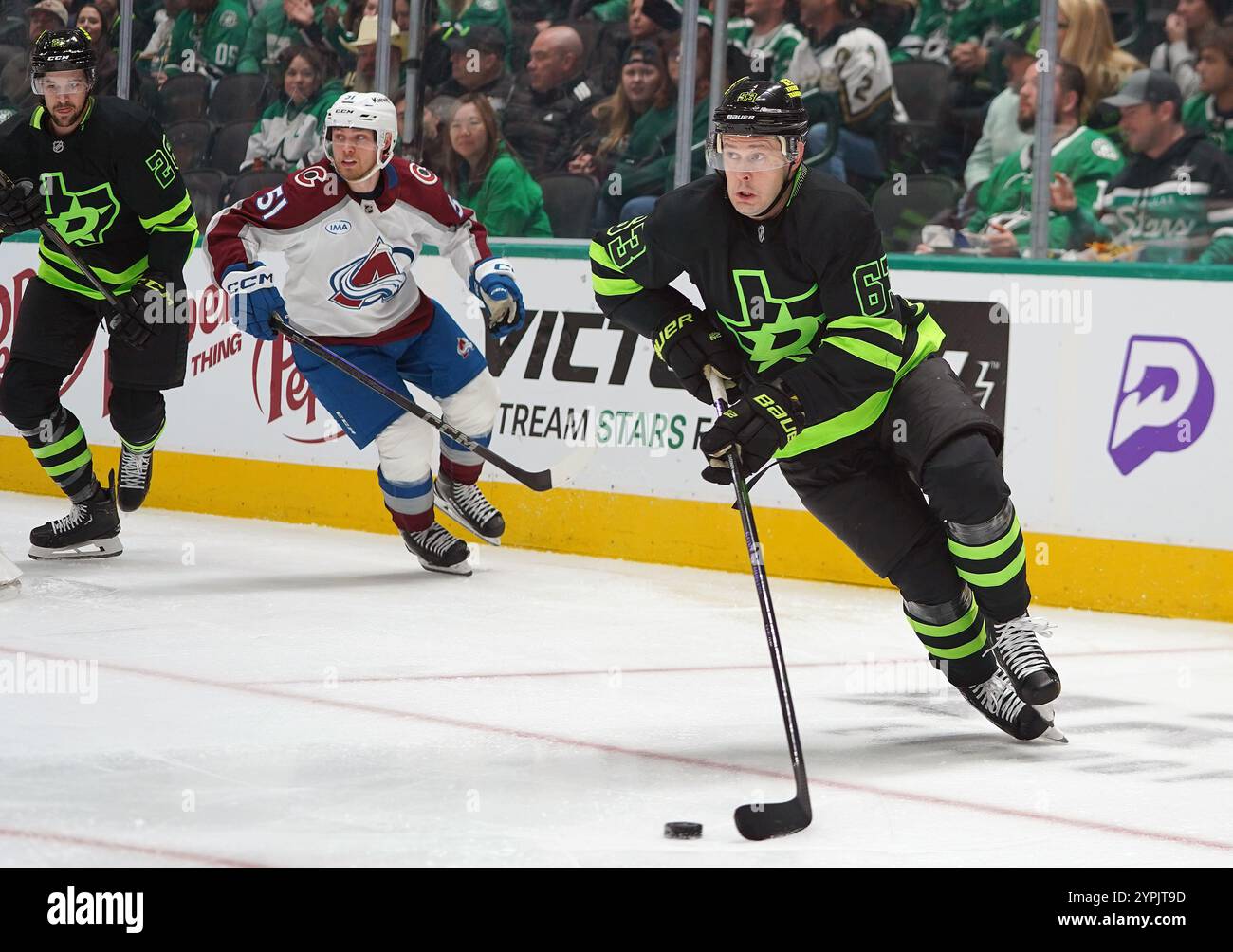 Dallas, Stati Uniti. 29 novembre 2024. Evgenii Dadonov #63 dei Dallas Stars pattina con il puck durante la partita contro i Colorado Avalanche della NHL regular season all'American Airlines Center. Punteggio finale Dallas è il 5-3 Colorado Avalanche. Il 29 novembre 2024 a Dallas, Texas, Stati Uniti. (Foto di Javier Vicencio/Eyepix Group/Sipa USA) credito: SIPA USA/Alamy Live News Foto Stock