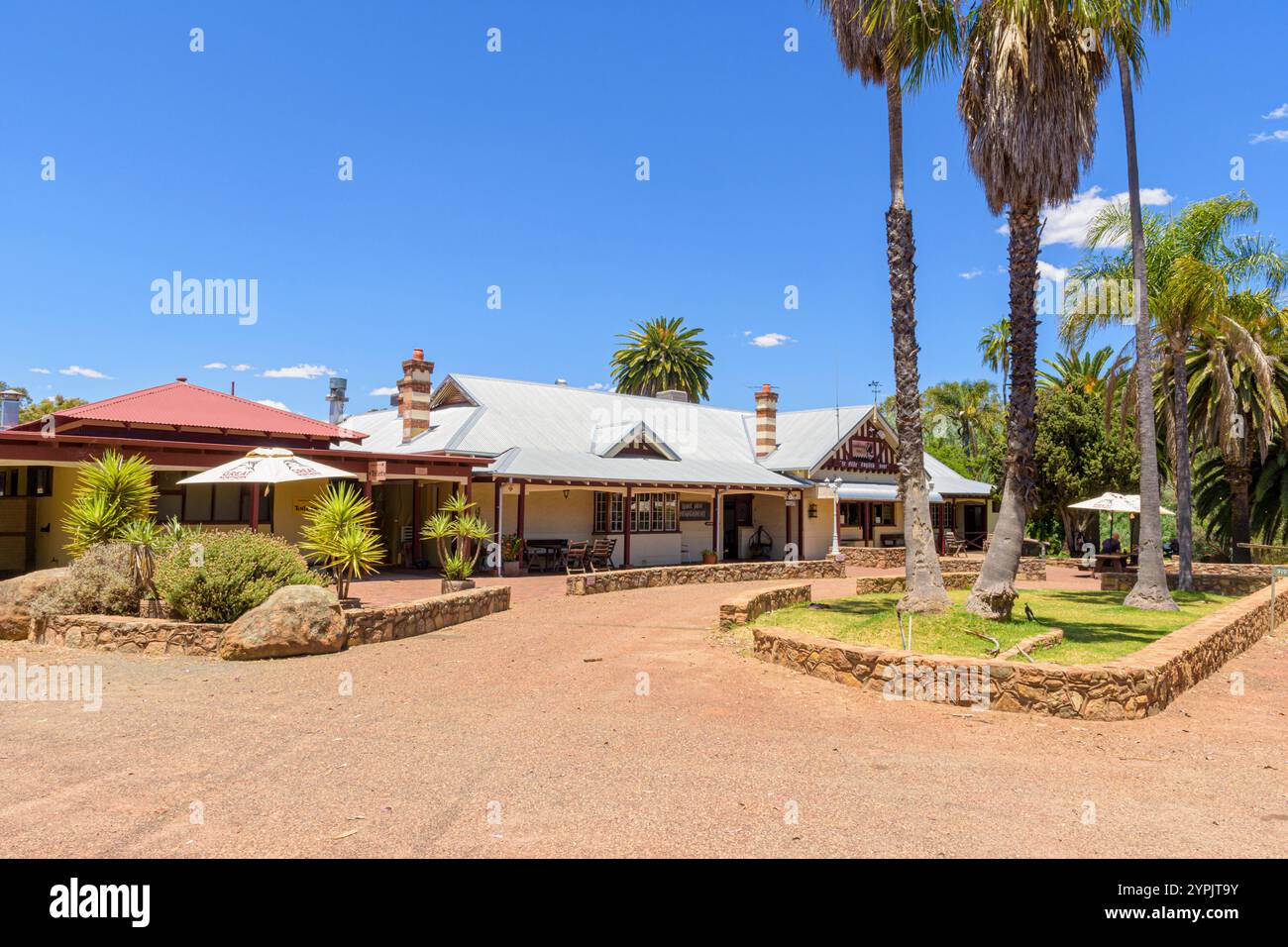 La facciata del Quindanning Hotel in stile inglese antico interbellico, Pinjarra-Williams Rd, Quindanning, Australia Occidentale, Australia Foto Stock