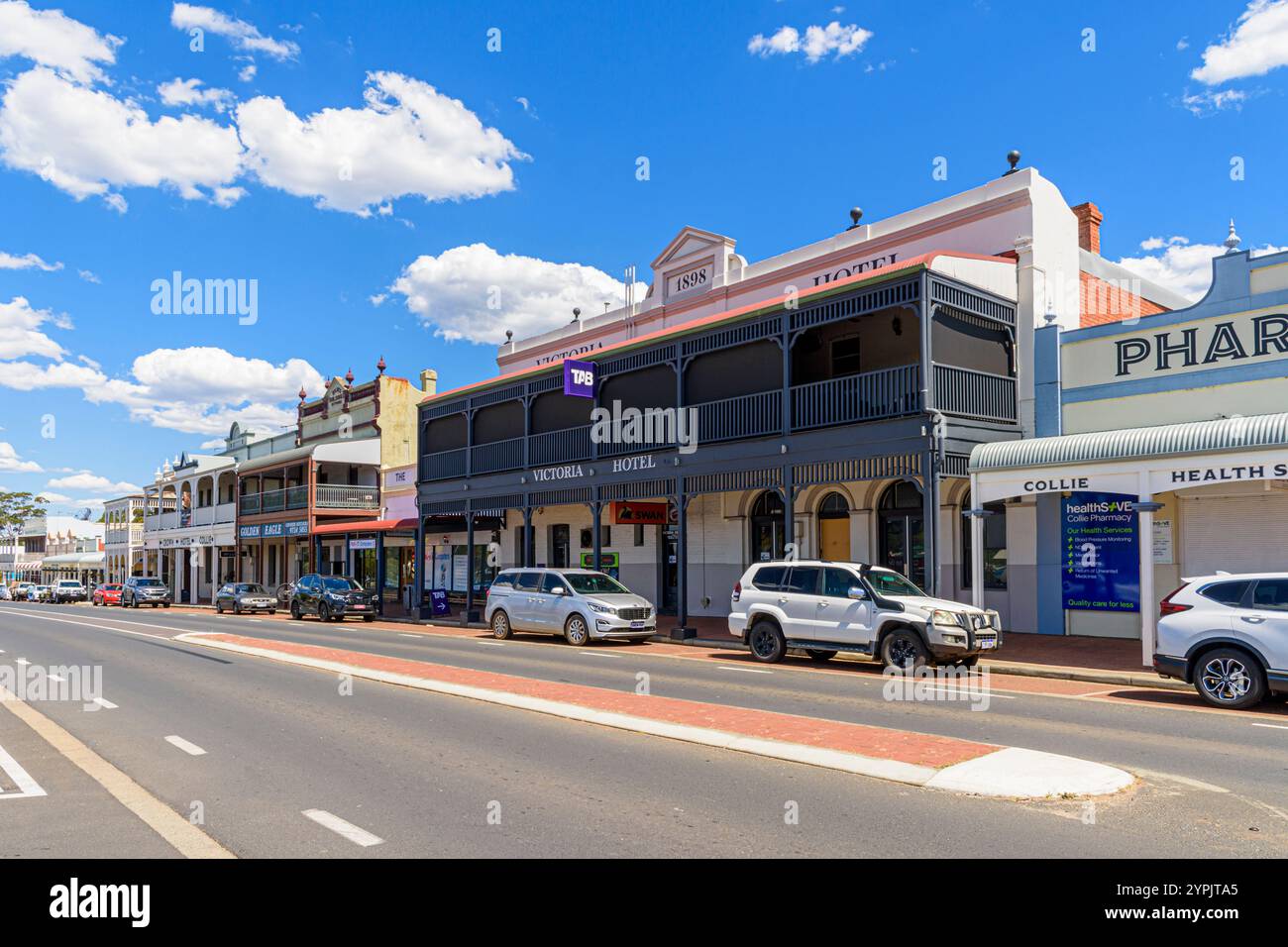 Il Victoria Hotel e altri importanti edifici storici lungo il quartiere di Throssell Street, Collie, Australia Occidentale, Australia Foto Stock