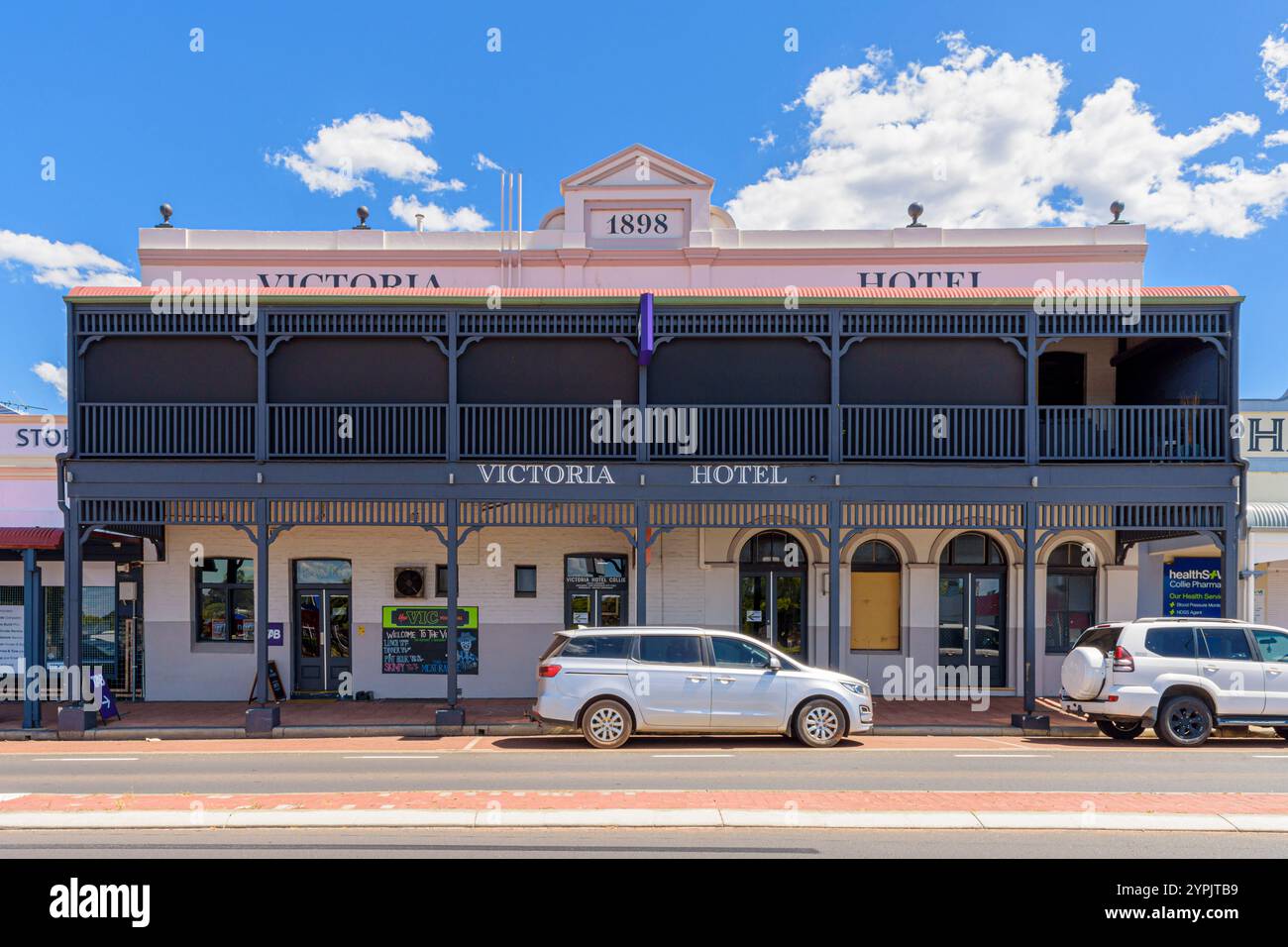 Hotel Victoria in mattoni, legno e ferro lungo il quartiere storico di Throssell Street, Collie, Australia Occidentale, Australia Foto Stock