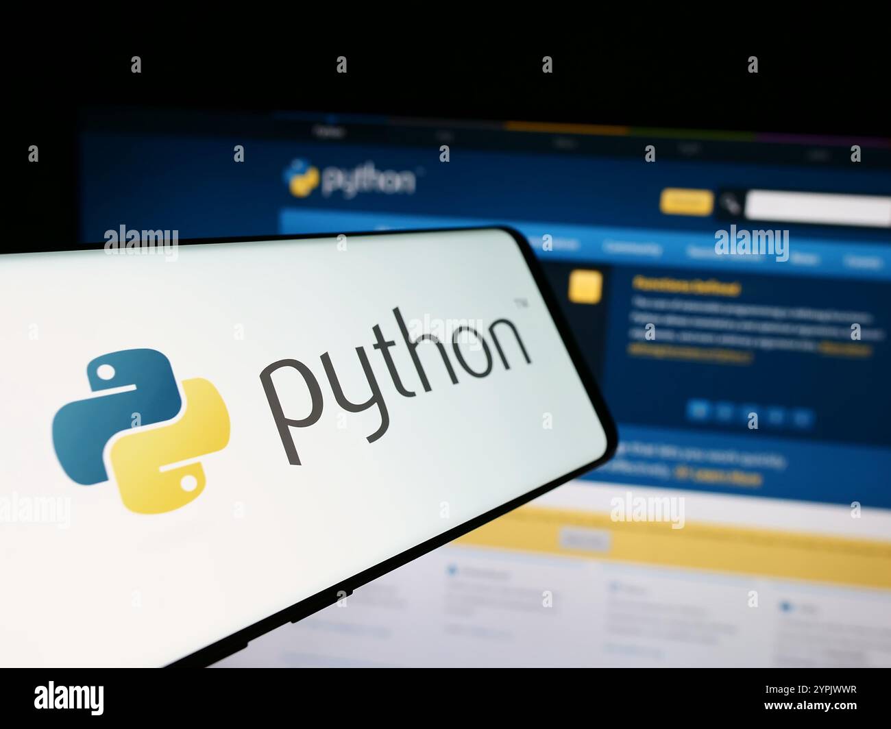 Germania. 17 luglio 2024. In questa illustrazione fotografica, uno smartphone con il logo dell'organizzazione Python software Foundation (PSF) è visibile davanti al sito Web. (Immagine di credito: © Timon Schneider/SOPA Images via ZUMA Press Wire) SOLO PER USO EDITORIALE! Non per USO commerciale! Foto Stock