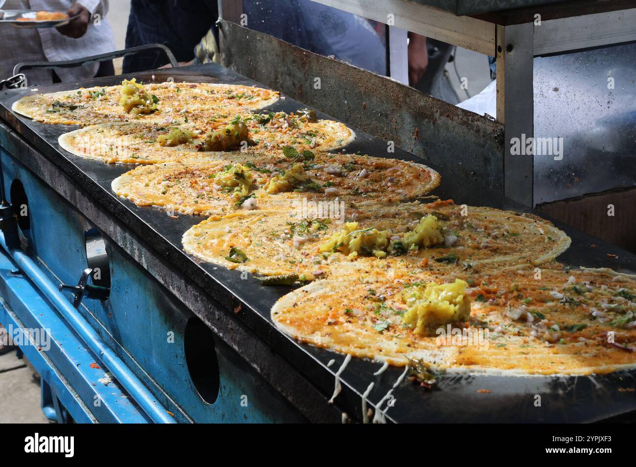 Dosaggi di Masala cucinati in uno stand di cibo di strada a Secunderabad, Telegana, India Foto Stock
