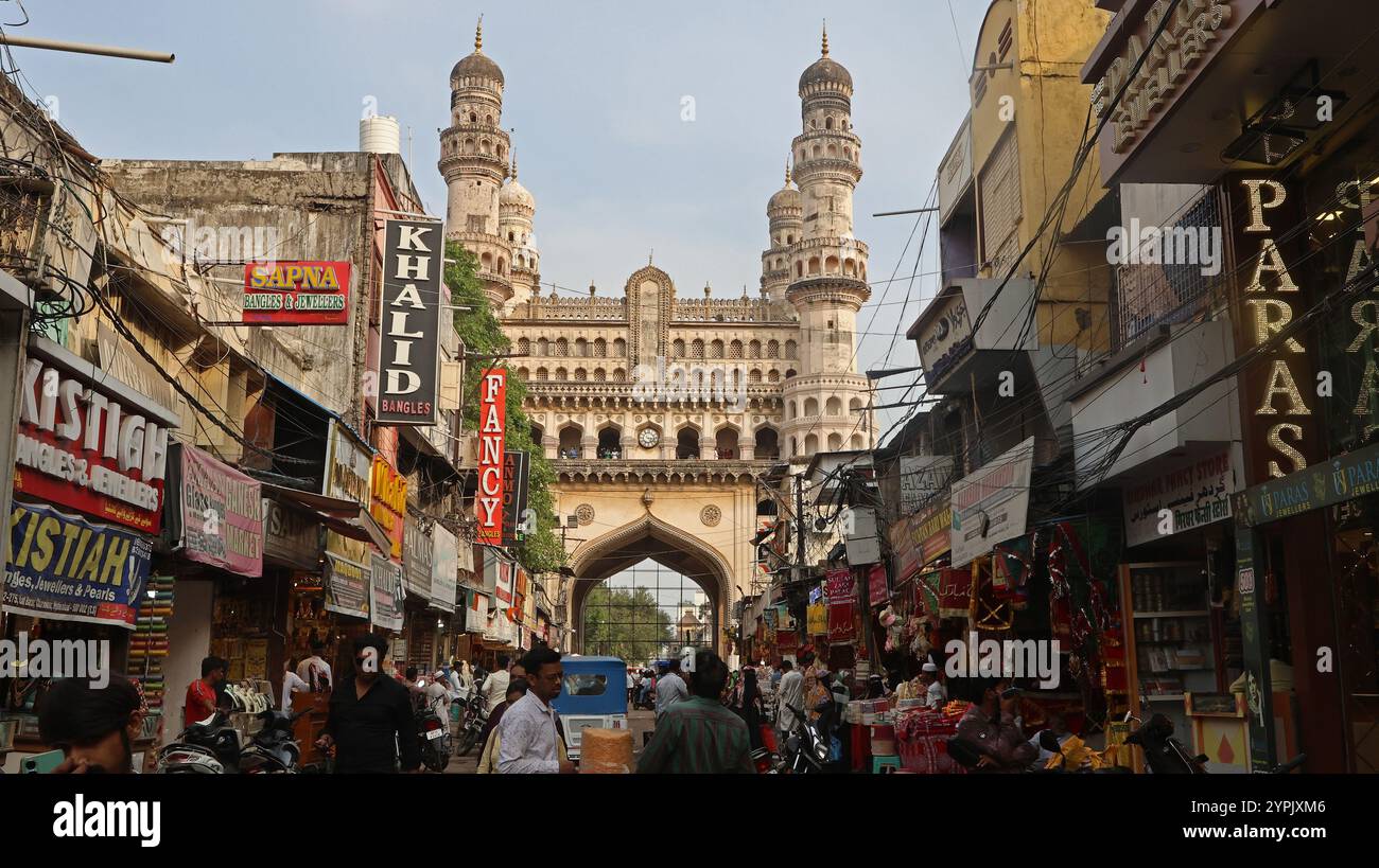 Il Charminar visto da Lad Bazaar a Hyderabad, Telegana, India Foto Stock