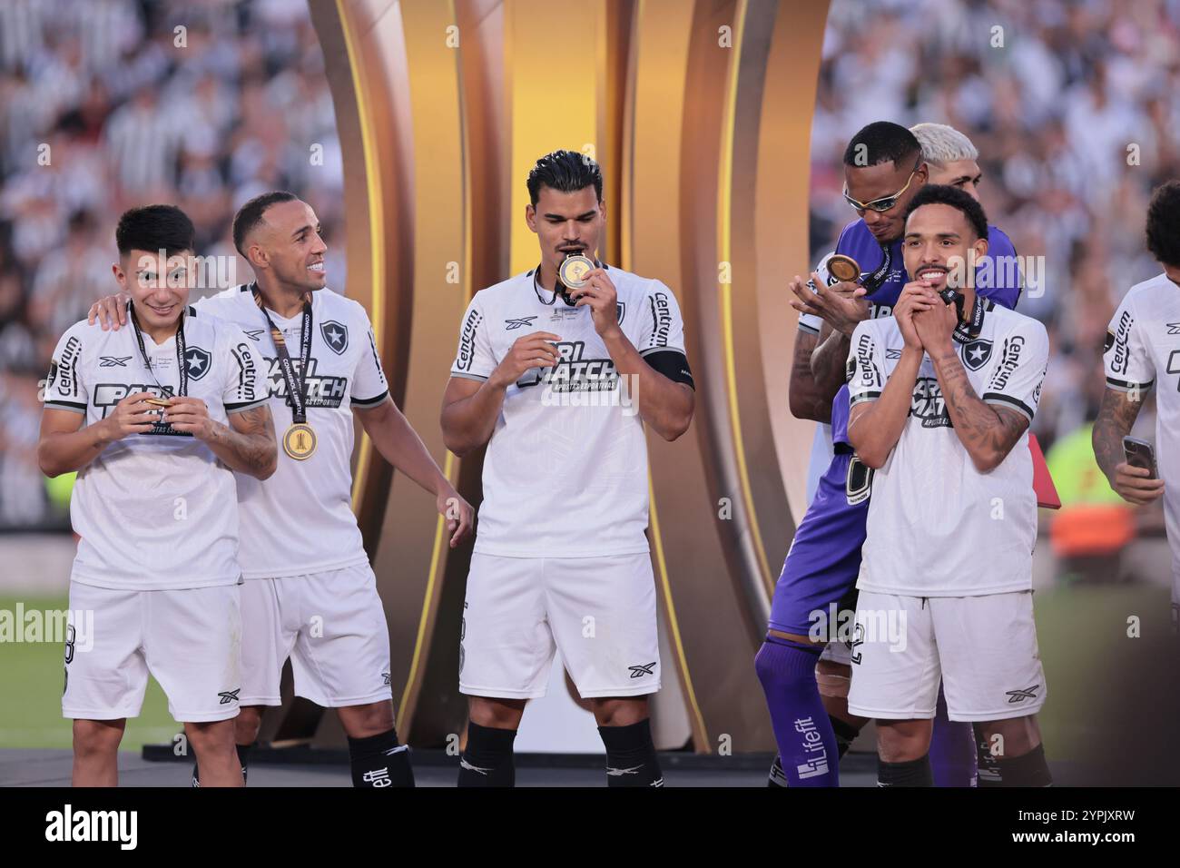 Buenos Aires, Argentina - 30 novembre 2024: Atlético Mineiro e Botafogo affrontano la finale di Copa Libertadores all'Estadio Monumental di Buenos Aires, segnando uno storico scontro tutto brasiliano. I tifosi di entrambe le squadre hanno riempito la città di energia, mentre i due club competono per l'ambito titolo sudamericano. La partita promette una posta alta, una rivalità intensa e il calcio al suo meglio. (Foto di UNAR Photo) Foto Stock