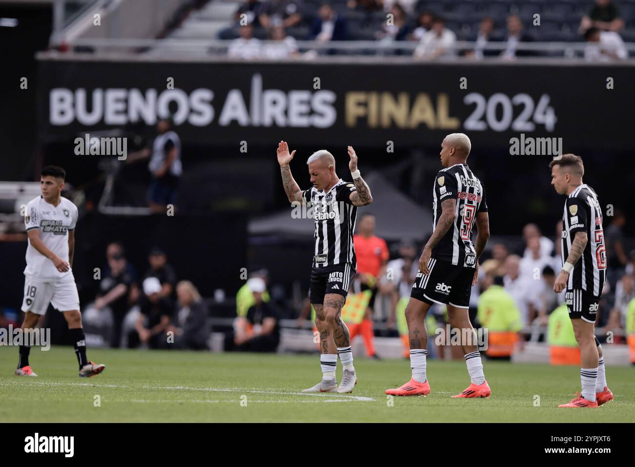 Buenos Aires, Argentina - 30 novembre 2024: Atlético Mineiro e Botafogo affrontano la finale di Copa Libertadores all'Estadio Monumental di Buenos Aires, segnando uno storico scontro tutto brasiliano. I tifosi di entrambe le squadre hanno riempito la città di energia, mentre i due club competono per l'ambito titolo sudamericano. La partita promette una posta alta, una rivalità intensa e il calcio al suo meglio. (Foto di UNAR Photo) Foto Stock